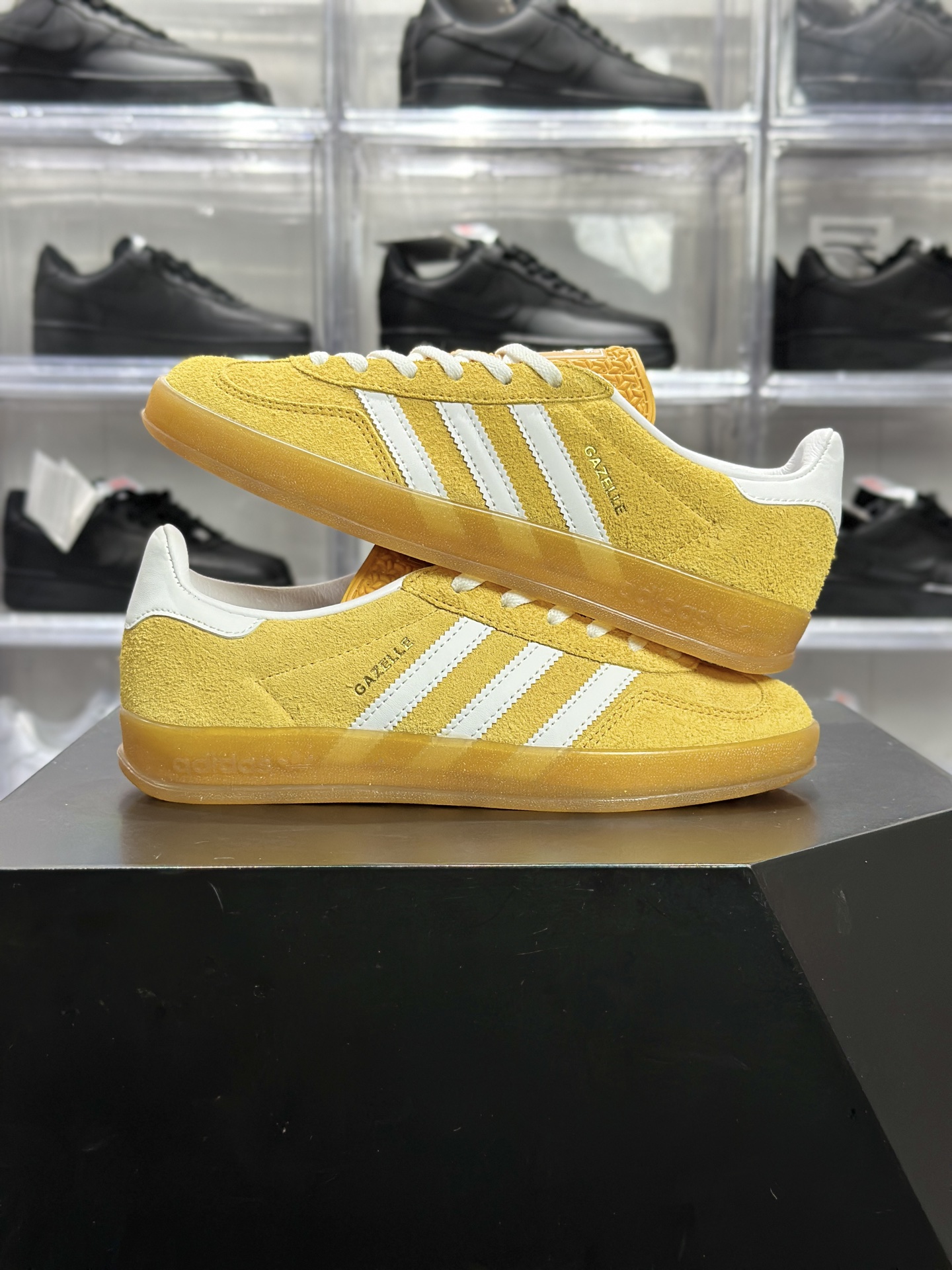 220 adidas Gazelle Indoor W 黄白配色的复古风板鞋 HQ8716