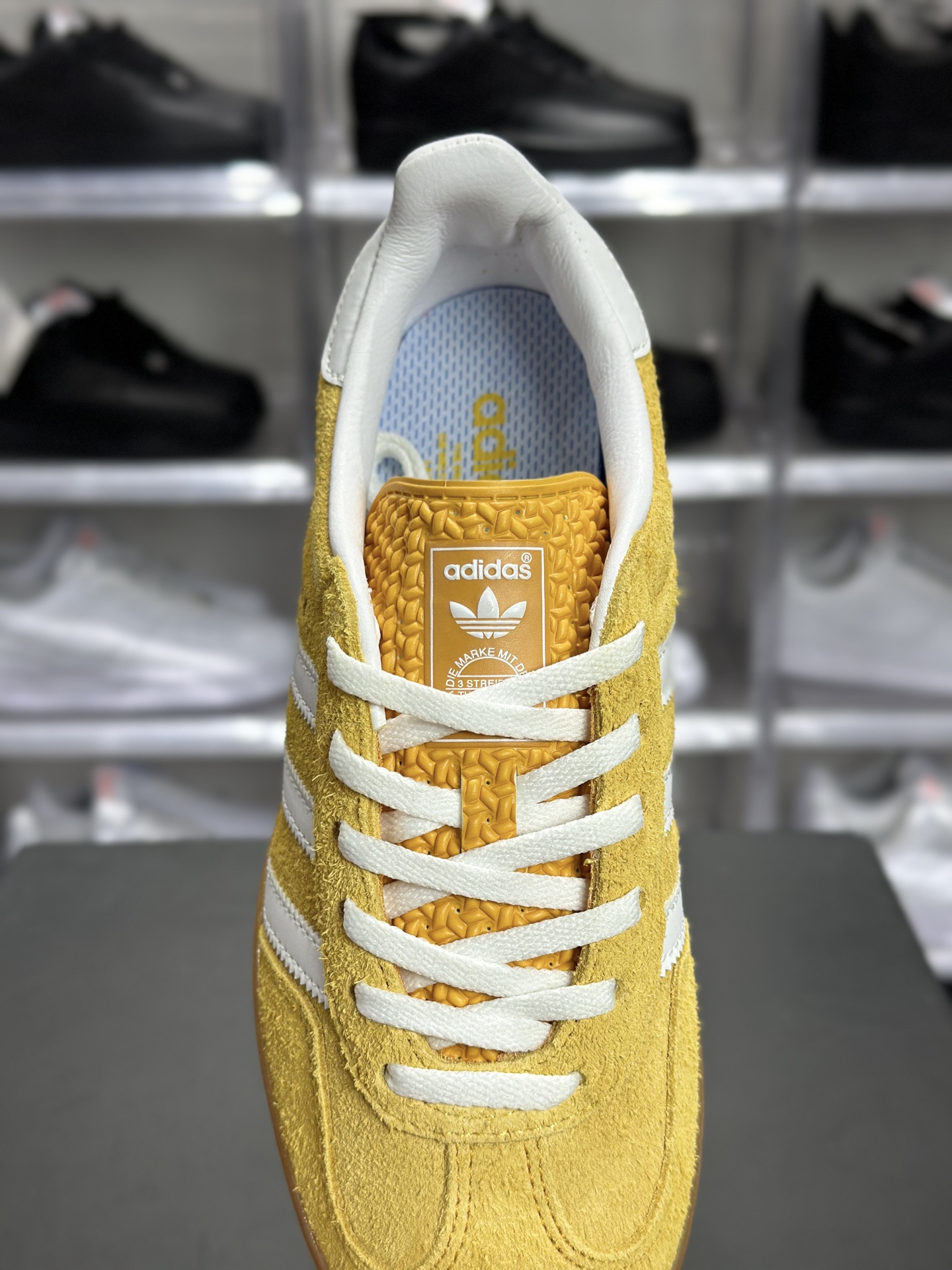 220 adidas Gazelle Indoor W 黄白配色的复古风板鞋 HQ8716