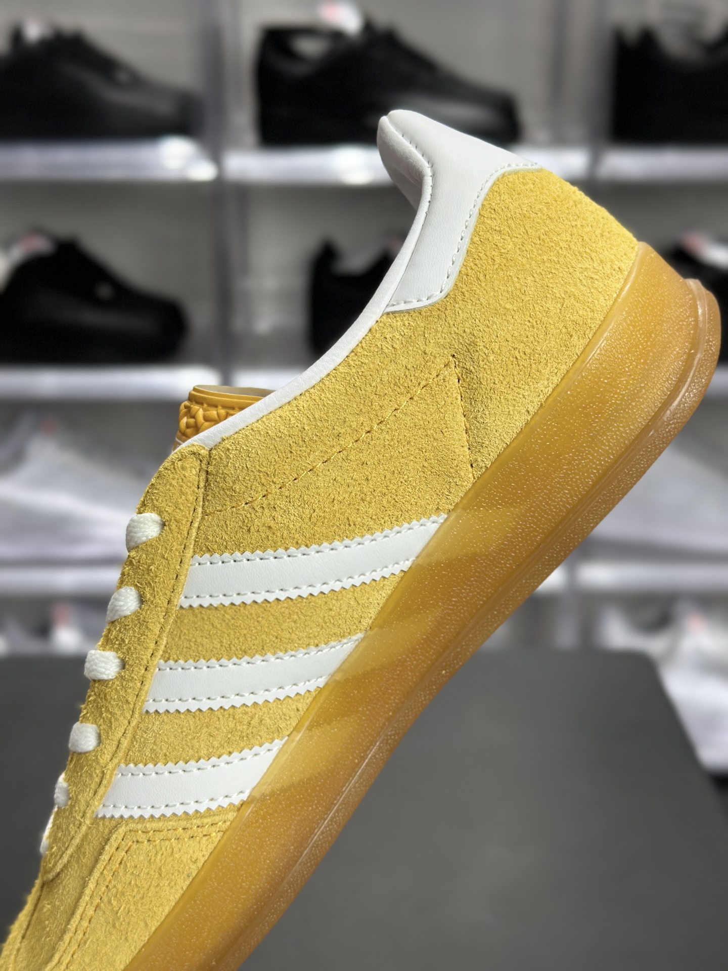 220 adidas Gazelle Indoor W 黄白配色的复古风板鞋 HQ8716