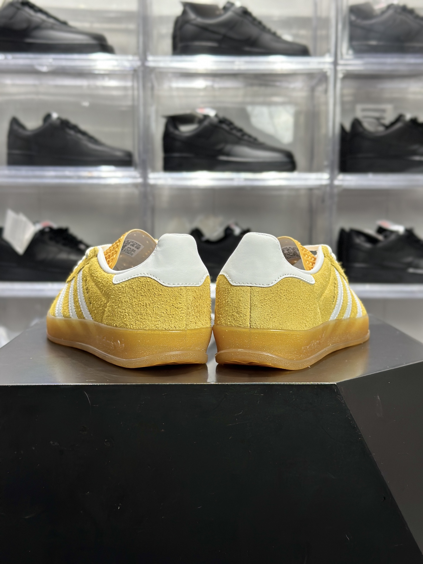 220 adidas Gazelle Indoor W 黄白配色的复古风板鞋 HQ8716
