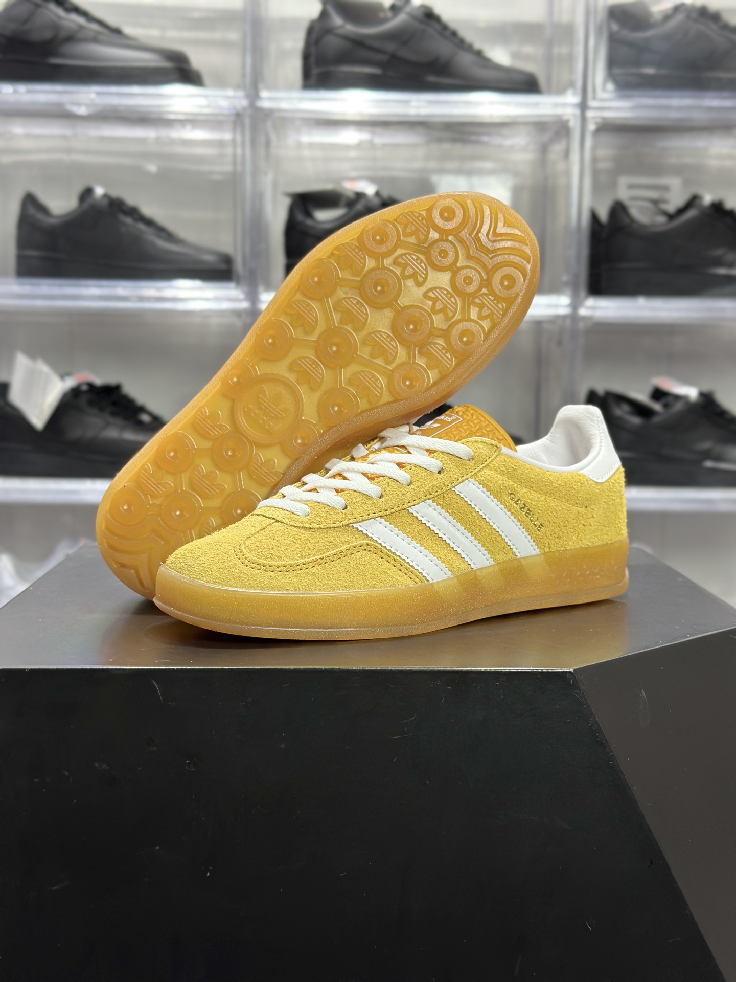 220 adidas Gazelle Indoor W 黄白配色的复古风板鞋 HQ8716