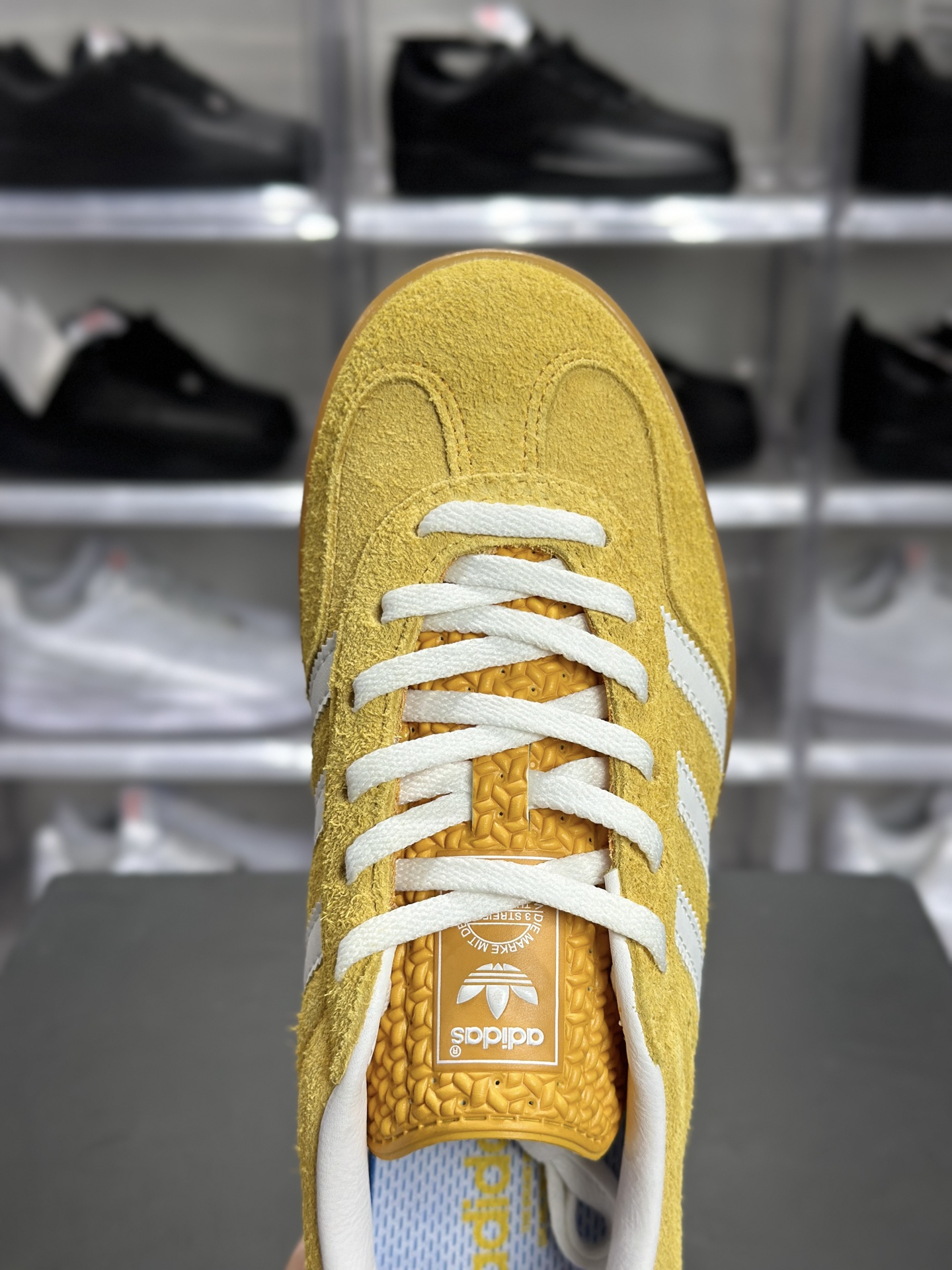 220 adidas Gazelle Indoor W 黄白配色的复古风板鞋 HQ8716