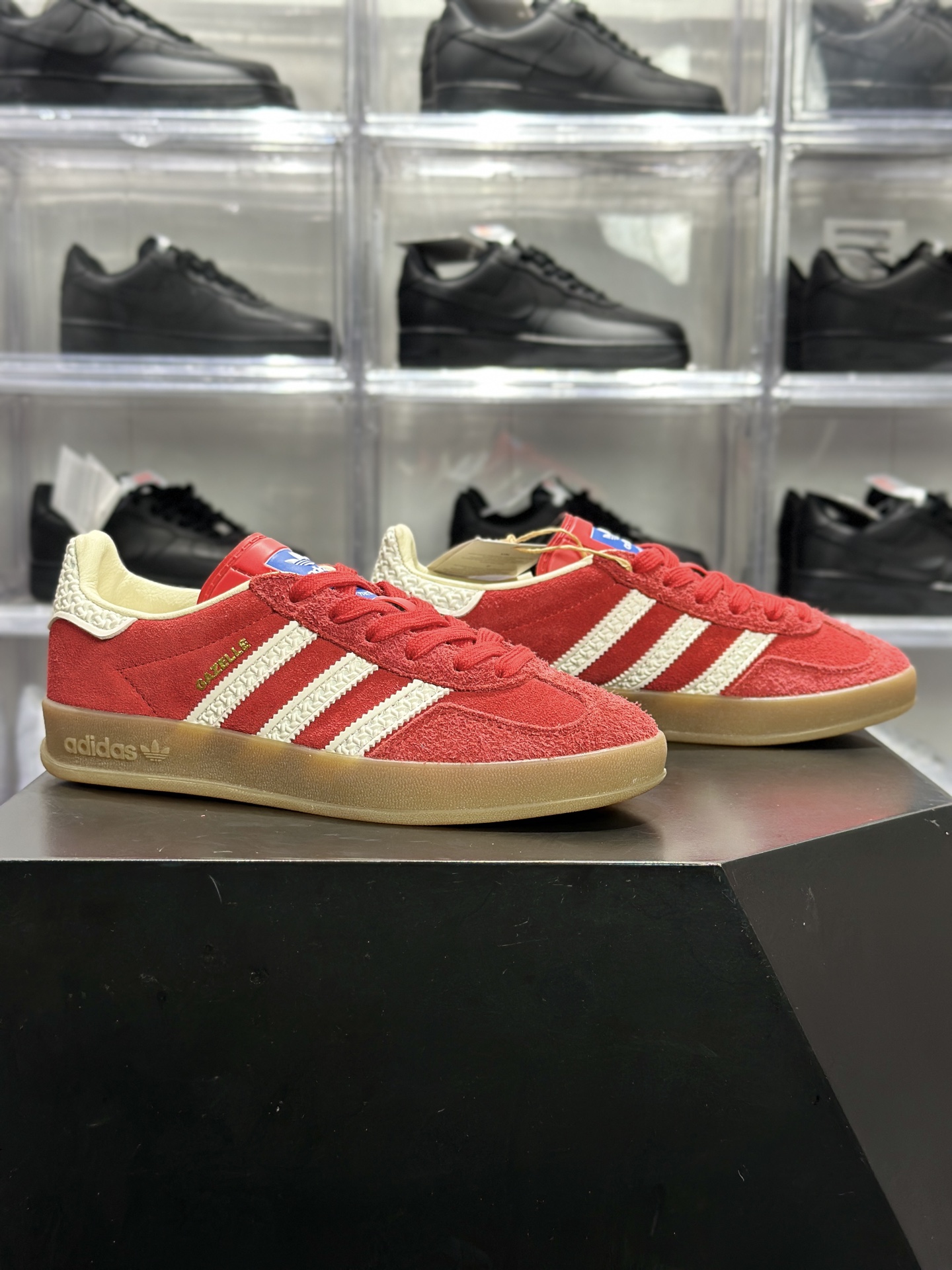 adidas Gazelle Indoor 红白色 复古红德训 是 Gazelle 系列里超亮眼的复古风板鞋 IF1808-Top High Quatity Cheap Sneakers Fashion Clothing Clothes Bags handbags Shoes of all Brand wholesale With The best Quality And Beautiful Price from China Factory Chinese suppliers wholesaler seller adidas Gazelle Indoor 红白色 复古红德训 是 Gazelle 系列里超亮眼的复古风板鞋 IF1808