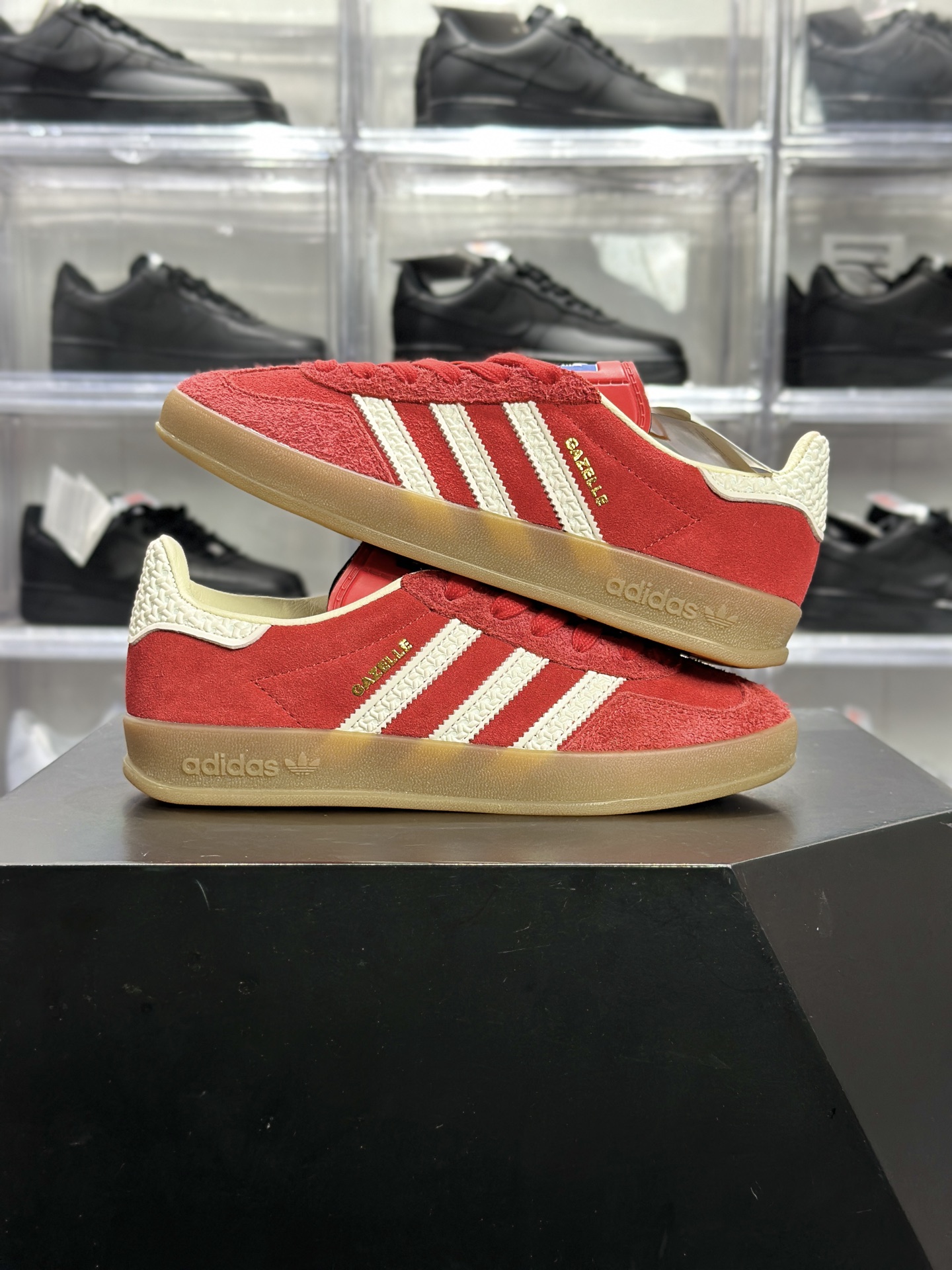 adidas Gazelle Indoor 红白色 复古红德训 是 Gazelle 系列里超亮眼的复古风板鞋 IF1808-Top High Quatity Cheap Sneakers Fashion Clothing Clothes Bags handbags Shoes of all Brand wholesale With The best Quality And Beautiful Price from China Factory Chinese suppliers wholesaler seller adidas Gazelle Indoor 红白色 复古红德训 是 Gazelle 系列里超亮眼的复古风板鞋 IF1808