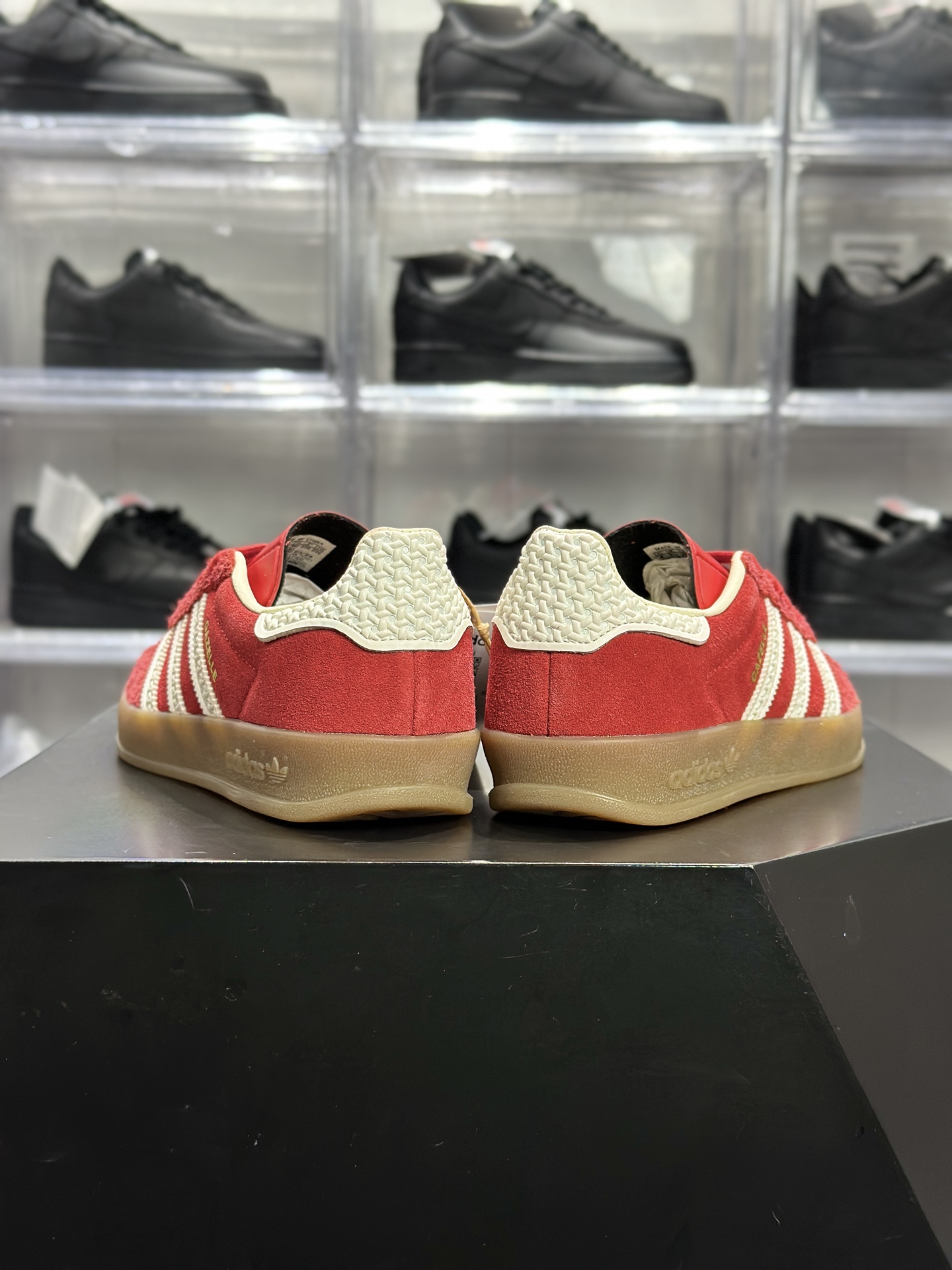 adidas Gazelle Indoor 红白色 复古红德训 是 Gazelle 系列里超亮眼的复古风板鞋 IF1808-Top High Quatity Cheap Sneakers Fashion Clothing Clothes Bags handbags Shoes of all Brand wholesale With The best Quality And Beautiful Price from China Factory Chinese suppliers wholesaler seller adidas Gazelle Indoor 红白色 复古红德训 是 Gazelle 系列里超亮眼的复古风板鞋 IF1808