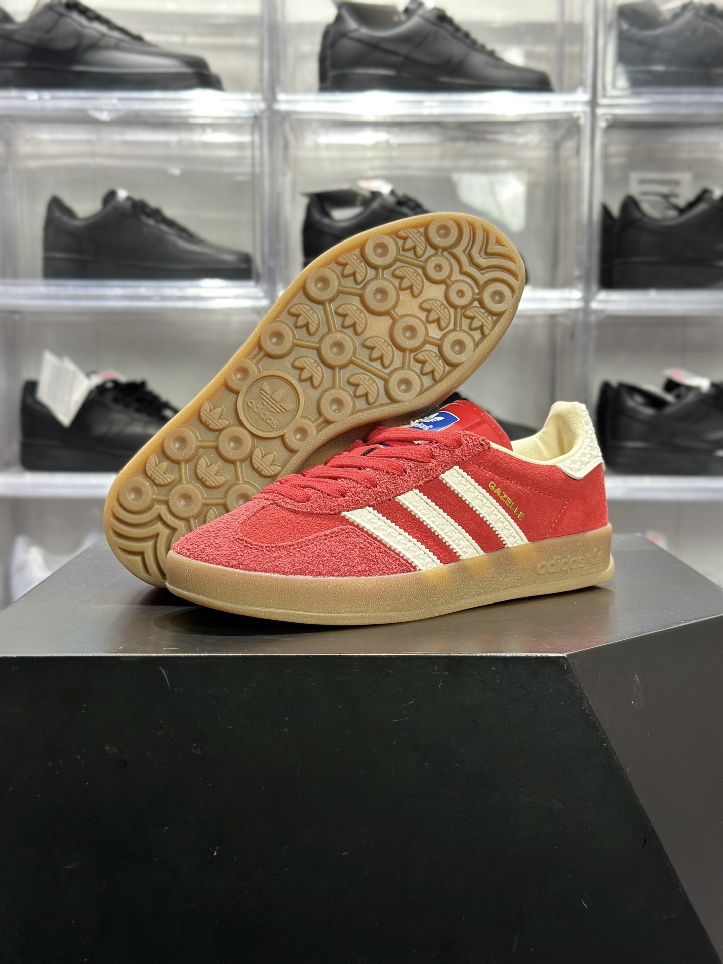 adidas Gazelle Indoor 红白色 复古红德训 是 Gazelle 系列里超亮眼的复古风板鞋 IF1808-Top High Quatity Cheap Sneakers Fashion Clothing Clothes Bags handbags Shoes of all Brand wholesale With The best Quality And Beautiful Price from China Factory Chinese suppliers wholesaler seller adidas Gazelle Indoor 红白色 复古红德训 是 Gazelle 系列里超亮眼的复古风板鞋 IF1808