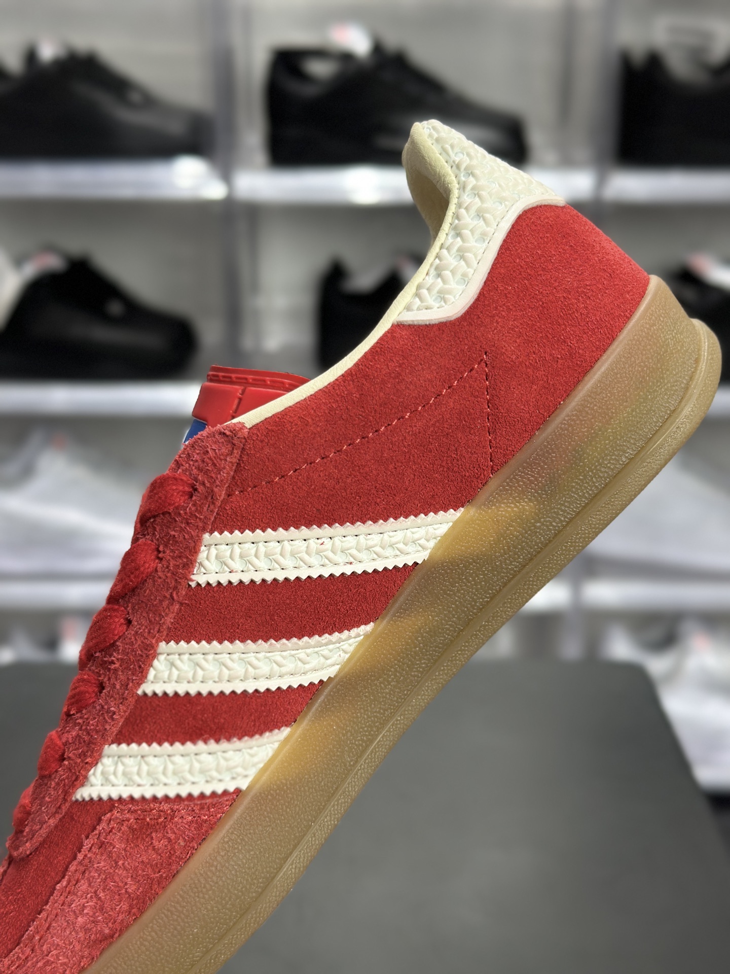 adidas Gazelle Indoor 红白色 复古红德训 是 Gazelle 系列里超亮眼的复古风板鞋 IF1808-Top High Quatity Cheap Sneakers Fashion Clothing Clothes Bags handbags Shoes of all Brand wholesale With The best Quality And Beautiful Price from China Factory Chinese suppliers wholesaler seller adidas Gazelle Indoor 红白色 复古红德训 是 Gazelle 系列里超亮眼的复古风板鞋 IF1808