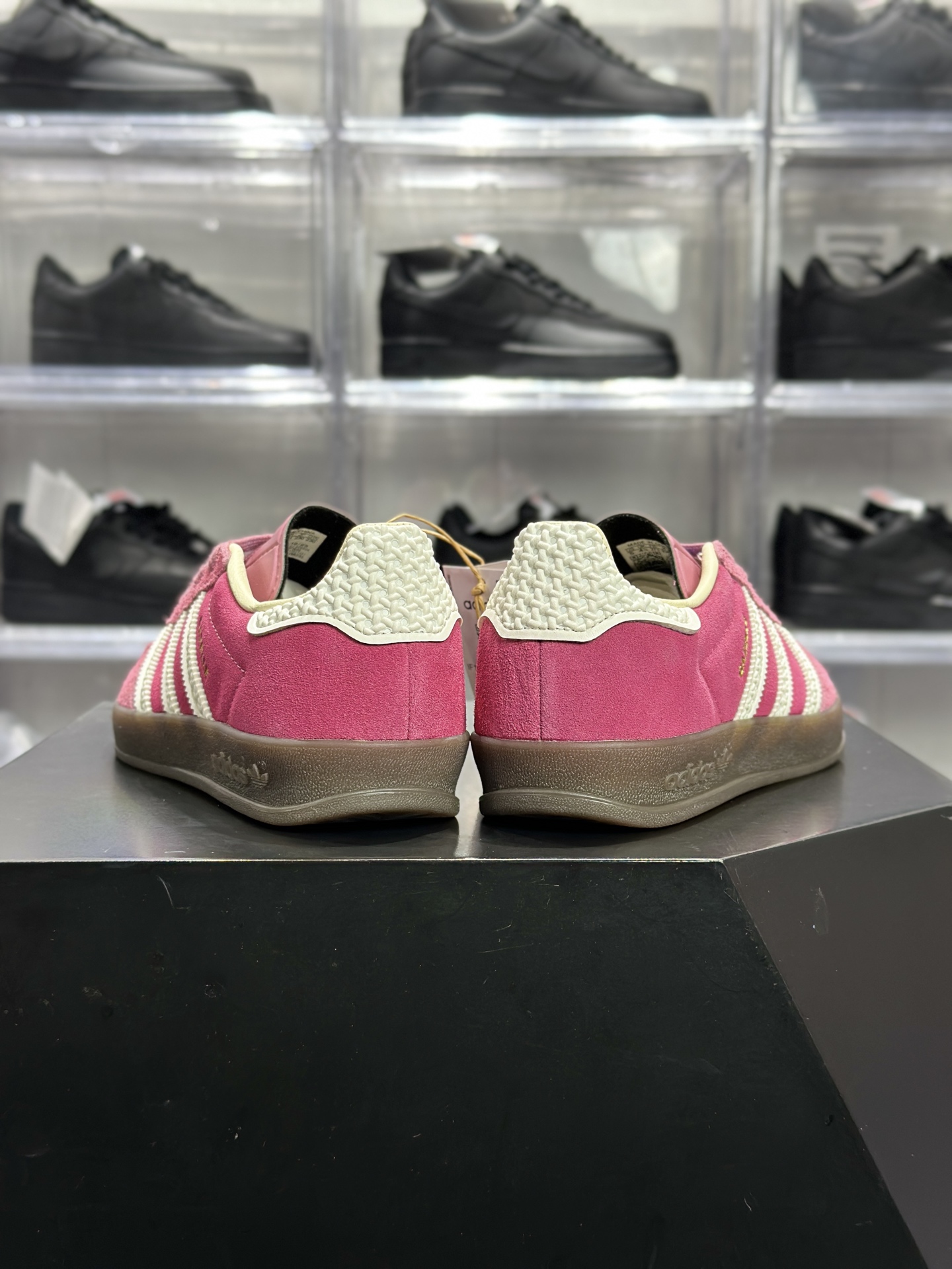 adidas Gazelle Indoor 粉白配色 Gazelle 系列里超有少女感的复古风板鞋 IF1809-Top High Quatity Cheap Sneakers Fashion Clothing Clothes Bags handbags Shoes of all Brand wholesale With The best Quality And Beautiful Price from China Factory Chinese suppliers wholesaler seller adidas Gazelle Indoor 粉白配色 Gazelle 系列里超有少女感的复古风板鞋 IF1809