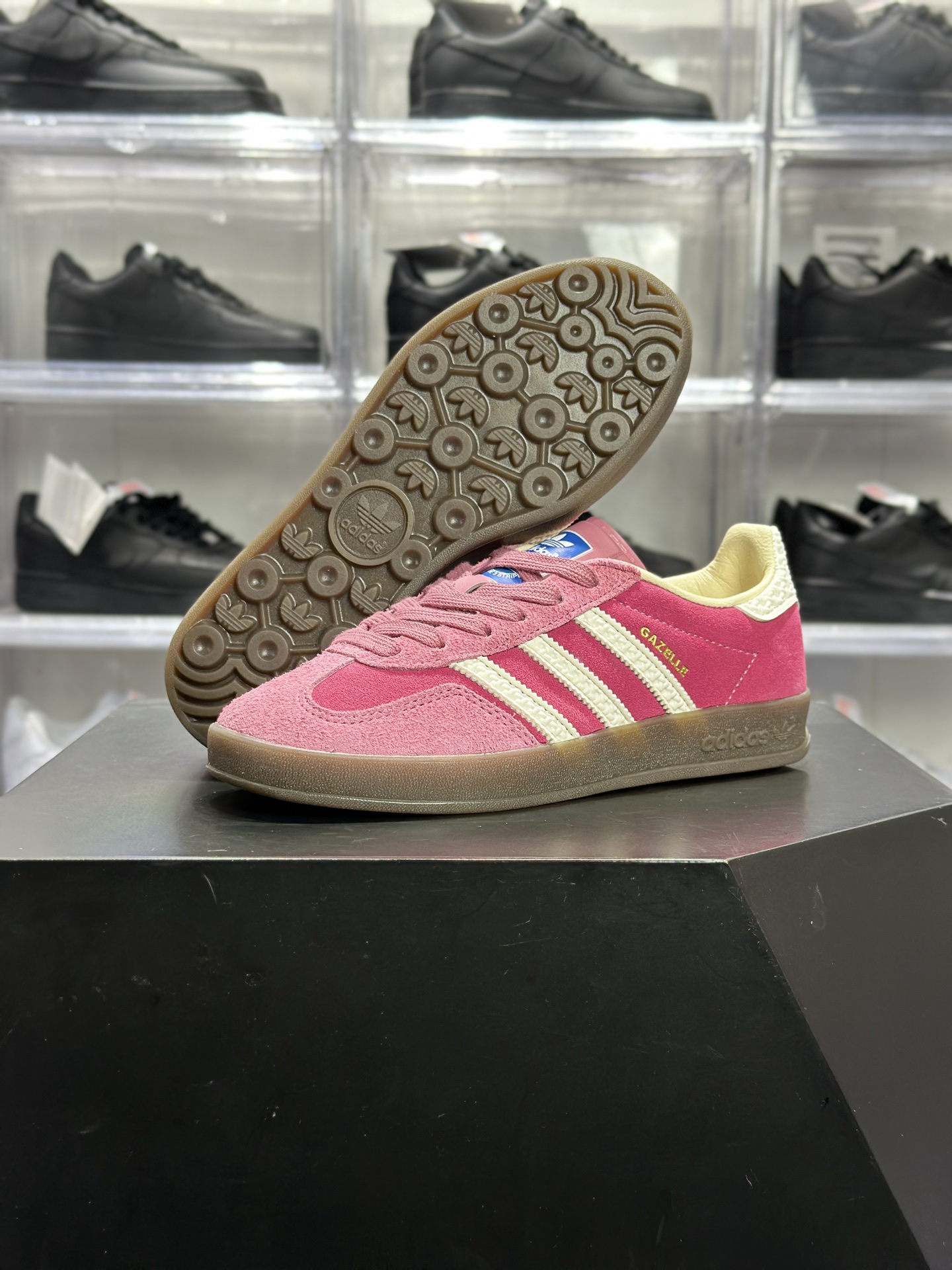 adidas Gazelle Indoor 粉白配色 Gazelle 系列里超有少女感的复古风板鞋 IF1809-Top High Quatity Cheap Sneakers Fashion Clothing Clothes Bags handbags Shoes of all Brand wholesale With The best Quality And Beautiful Price from China Factory Chinese suppliers wholesaler seller adidas Gazelle Indoor 粉白配色 Gazelle 系列里超有少女感的复古风板鞋 IF1809