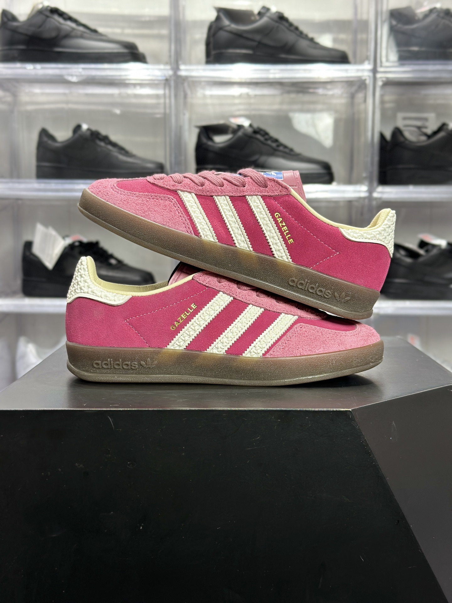 adidas Gazelle Indoor 粉白配色 Gazelle 系列里超有少女感的复古风板鞋 IF1809-Top High Quatity Cheap Sneakers Fashion Clothing Clothes Bags handbags Shoes of all Brand wholesale With The best Quality And Beautiful Price from China Factory Chinese suppliers wholesaler seller adidas Gazelle Indoor 粉白配色 Gazelle 系列里超有少女感的复古风板鞋 IF1809