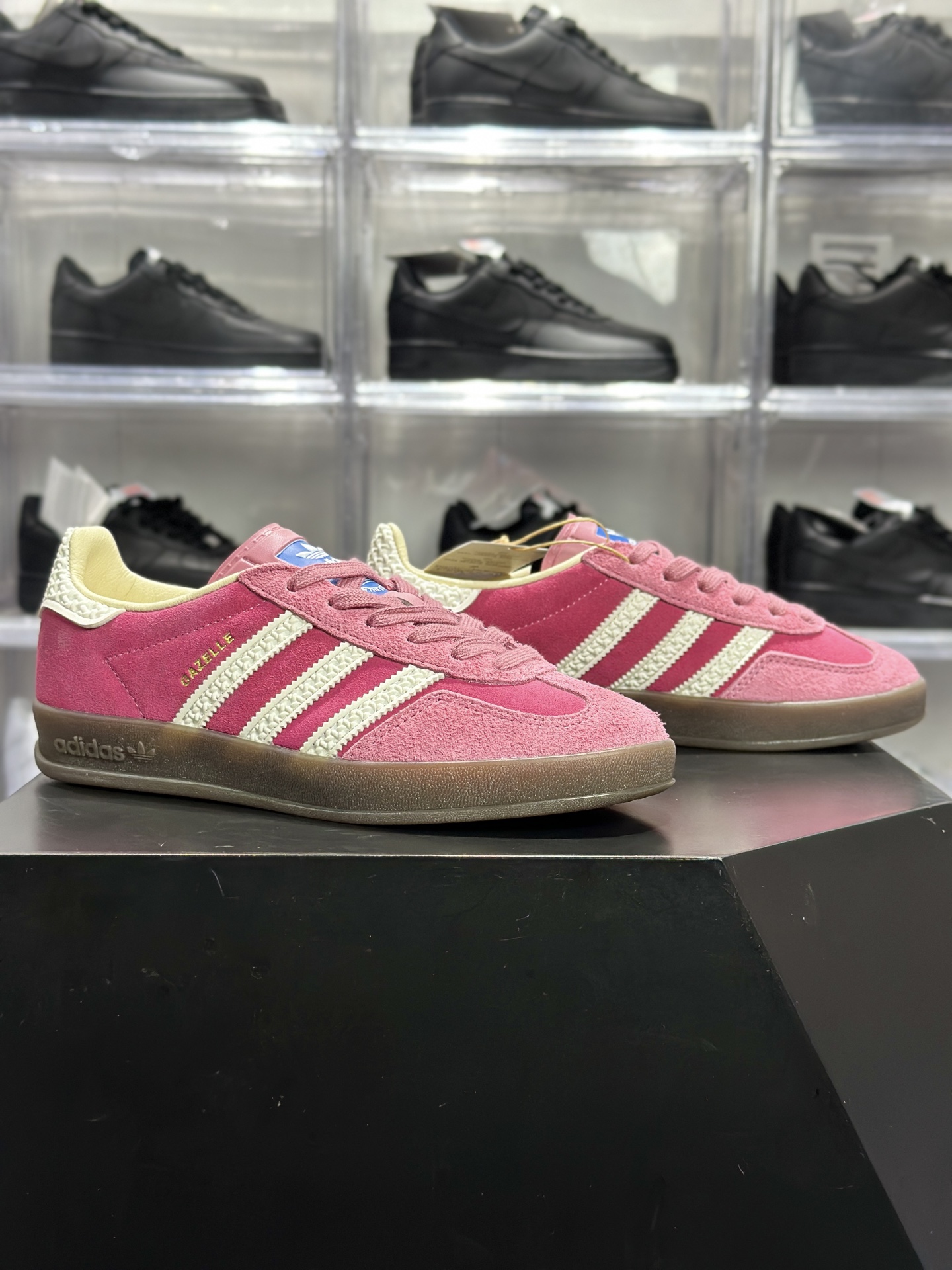 adidas Gazelle Indoor 粉白配色 Gazelle 系列里超有少女感的复古风板鞋 IF1809-Top High Quatity Cheap Sneakers Fashion Clothing Clothes Bags handbags Shoes of all Brand wholesale With The best Quality And Beautiful Price from China Factory Chinese suppliers wholesaler seller adidas Gazelle Indoor 粉白配色 Gazelle 系列里超有少女感的复古风板鞋 IF1809