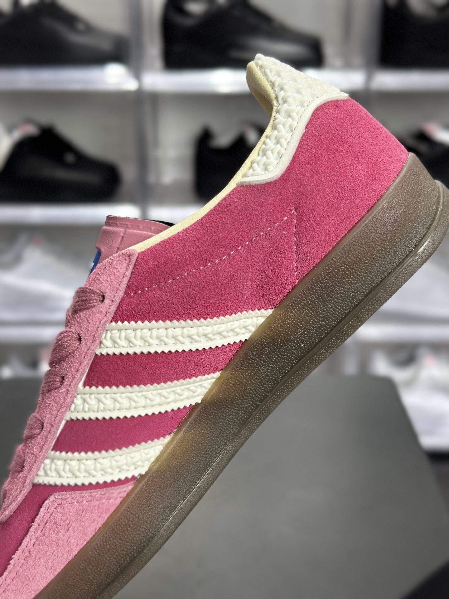 adidas Gazelle Indoor 粉白配色 Gazelle 系列里超有少女感的复古风板鞋 IF1809-Top High Quatity Cheap Sneakers Fashion Clothing Clothes Bags handbags Shoes of all Brand wholesale With The best Quality And Beautiful Price from China Factory Chinese suppliers wholesaler seller adidas Gazelle Indoor 粉白配色 Gazelle 系列里超有少女感的复古风板鞋 IF1809