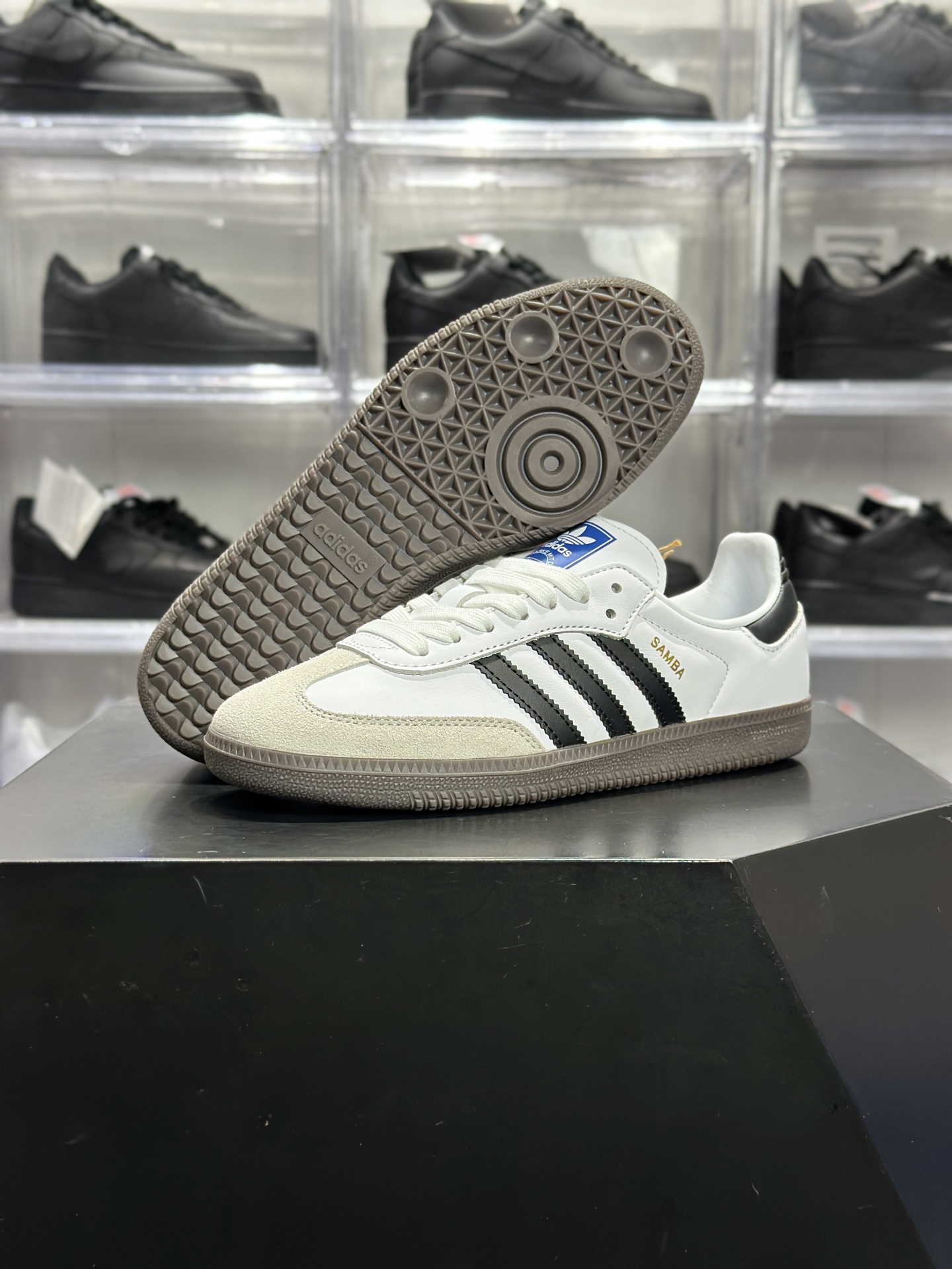 240 adidas Samba 白黑款 是近年爆火的复古德训鞋里的 “顶流款” B75806