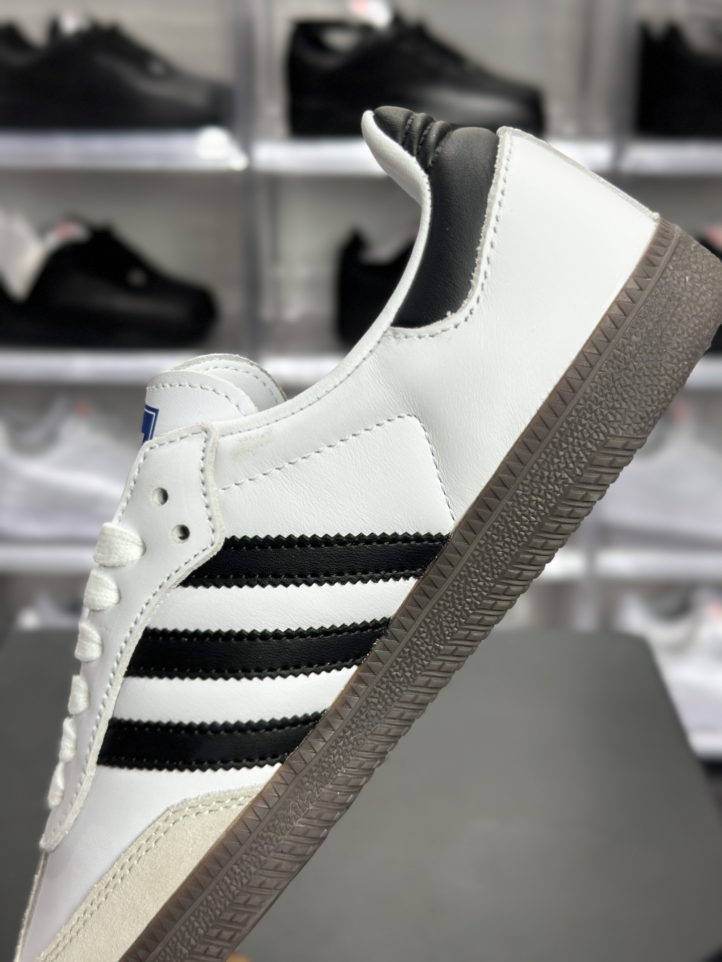 240 adidas Samba 白黑款 是近年爆火的复古德训鞋里的 “顶流款” B75806
