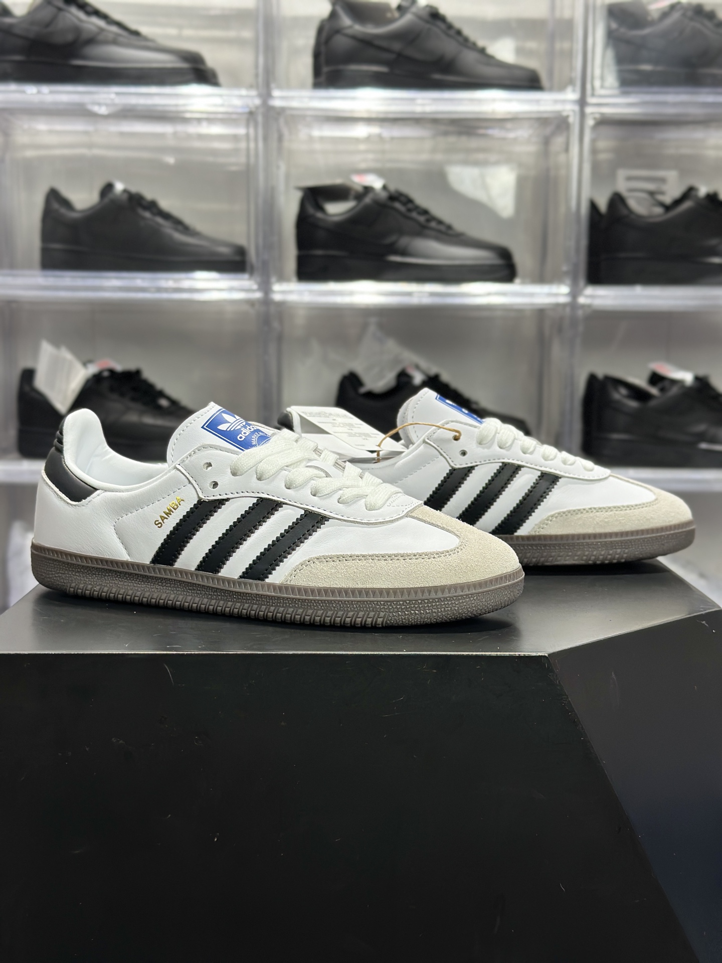 240 adidas Samba 白黑款 是近年爆火的复古德训鞋里的 “顶流款” B75806