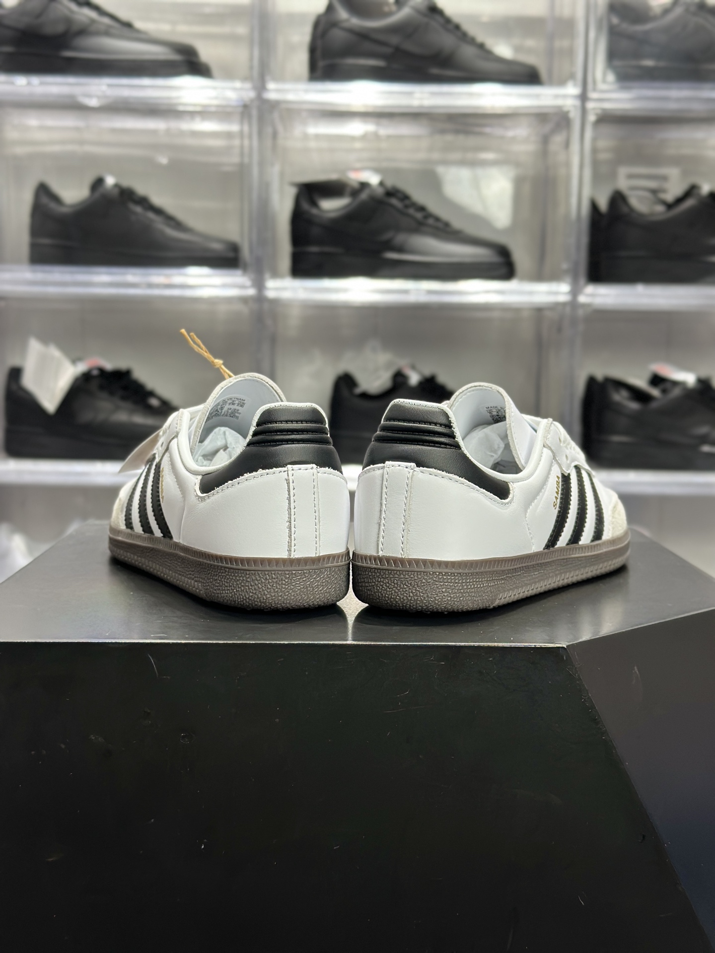 240 adidas Samba 白黑款 是近年爆火的复古德训鞋里的 “顶流款” B75806
