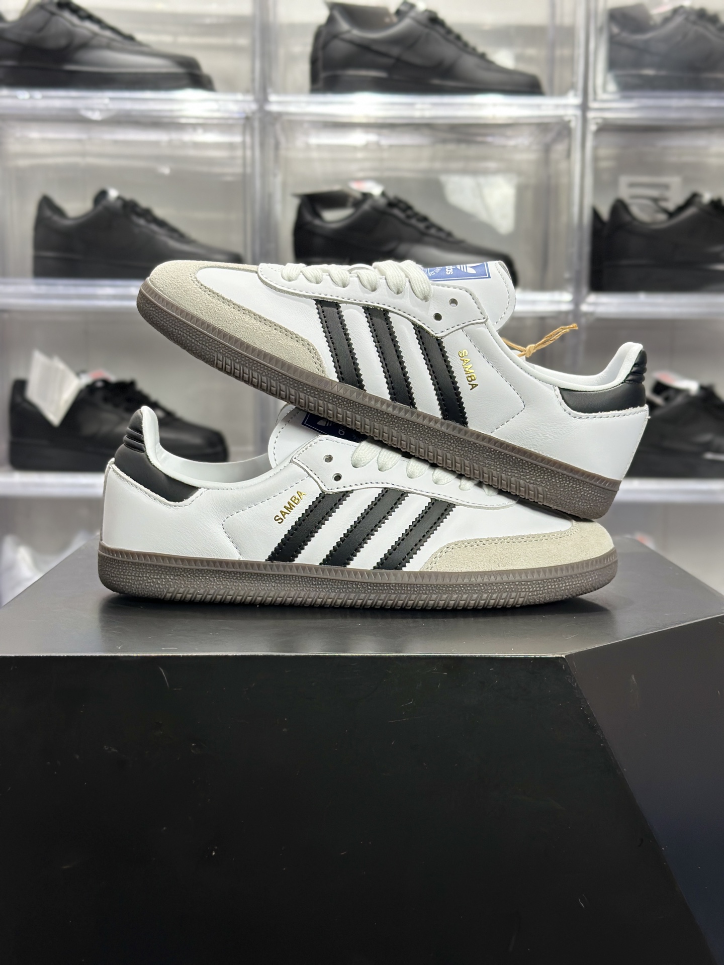 240 adidas Samba 白黑款 是近年爆火的复古德训鞋里的 “顶流款” B75806