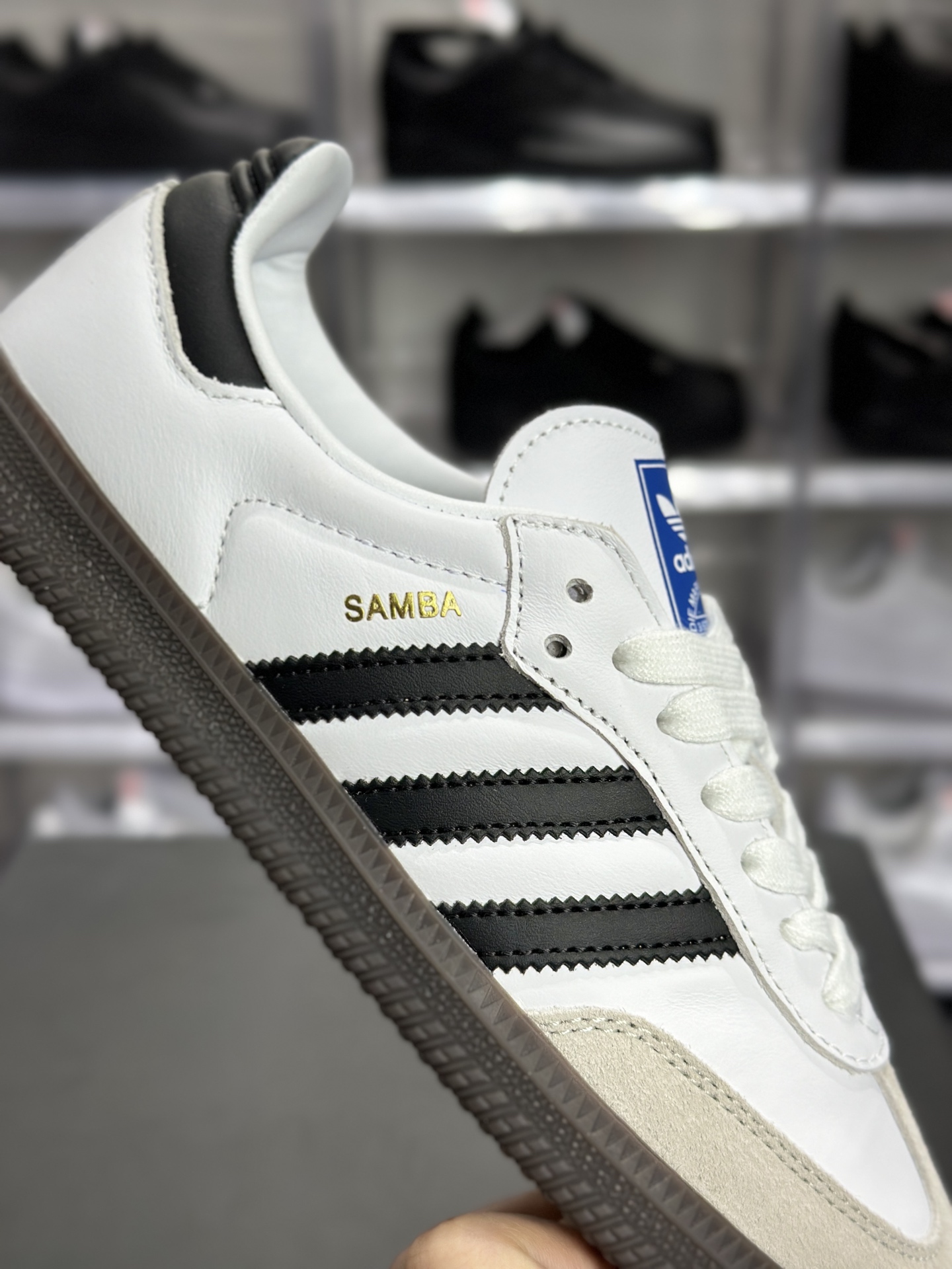 240 adidas Samba 白黑款 是近年爆火的复古德训鞋里的 “顶流款” B75806