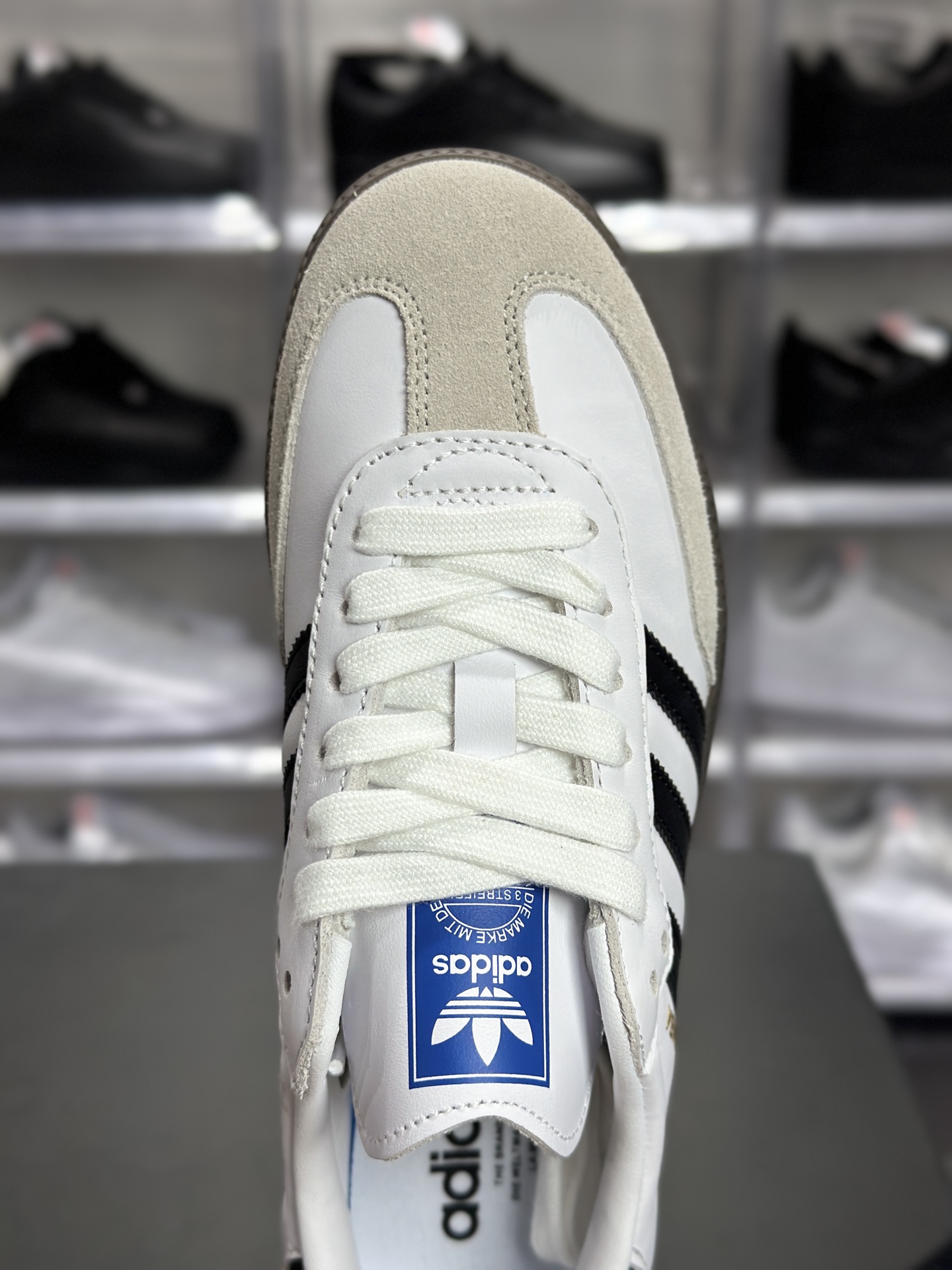 240 adidas Samba 白黑款 是近年爆火的复古德训鞋里的 “顶流款” B75806