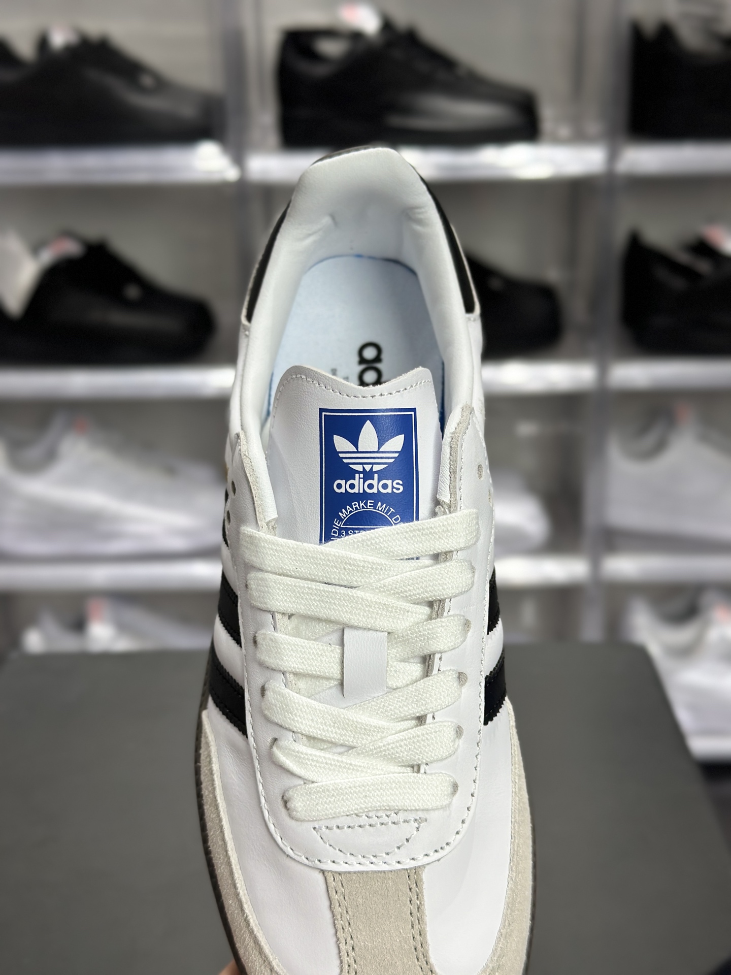 240 adidas Samba 白黑款 是近年爆火的复古德训鞋里的 “顶流款” B75806