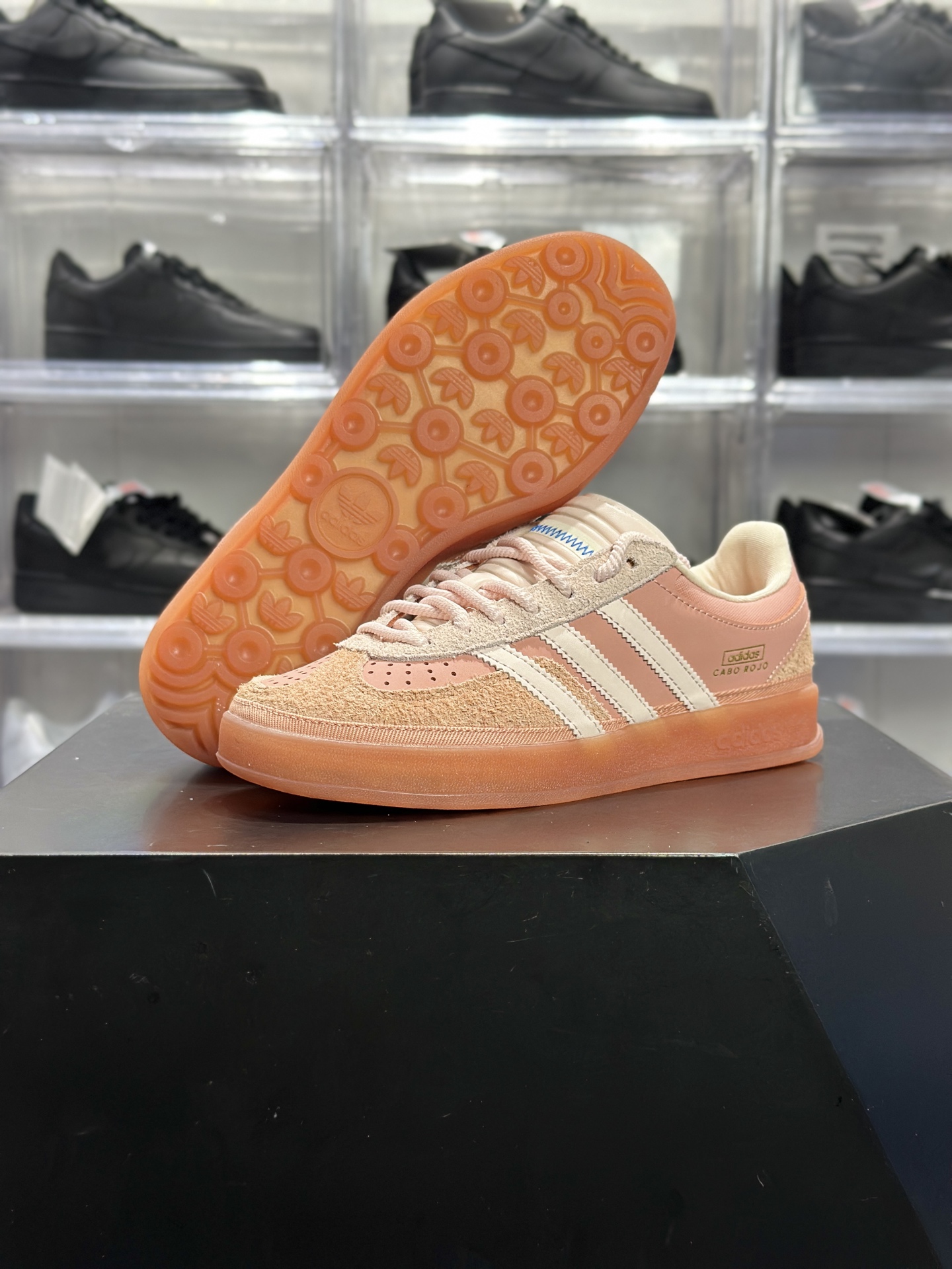 240 Bad Bunny × adidas Gazelle Indoor「Cabo Rojo」联名款坏兔子粉 Gazelle系列里超火的联名复古板鞋 JS55052