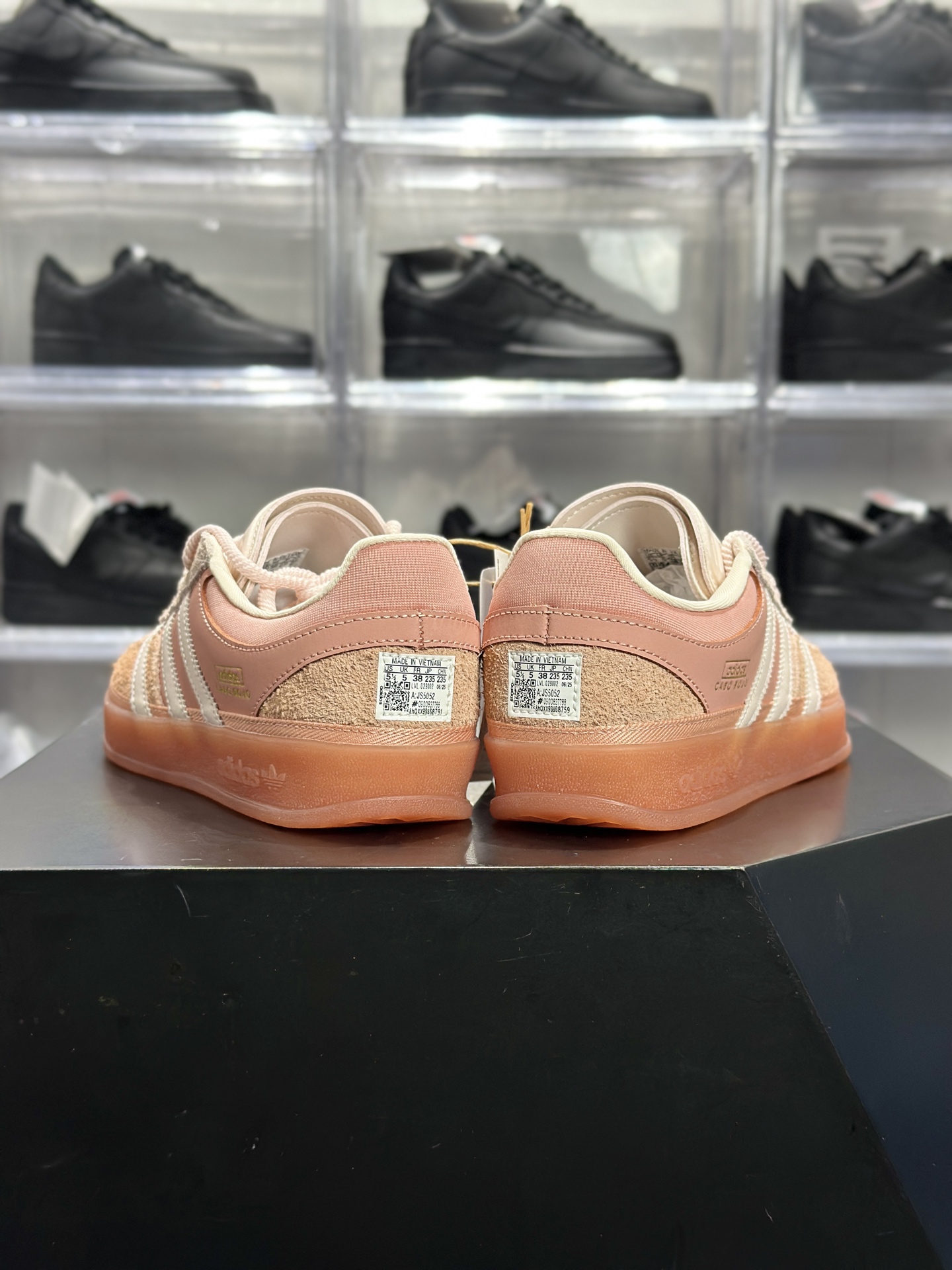 240 Bad Bunny × adidas Gazelle Indoor「Cabo Rojo」联名款坏兔子粉 Gazelle系列里超火的联名复古板鞋 JS55052