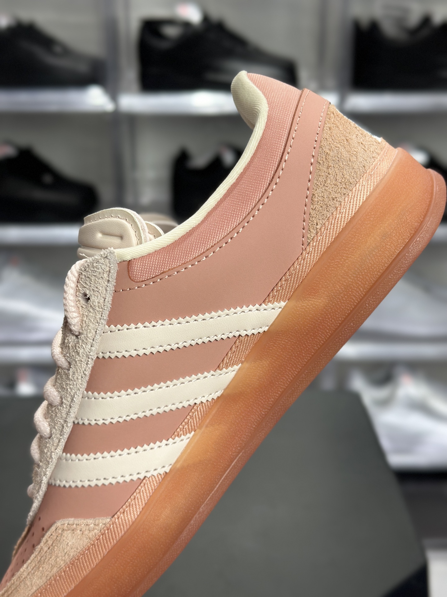 240 Bad Bunny × adidas Gazelle Indoor「Cabo Rojo」联名款坏兔子粉 Gazelle系列里超火的联名复古板鞋 JS55052