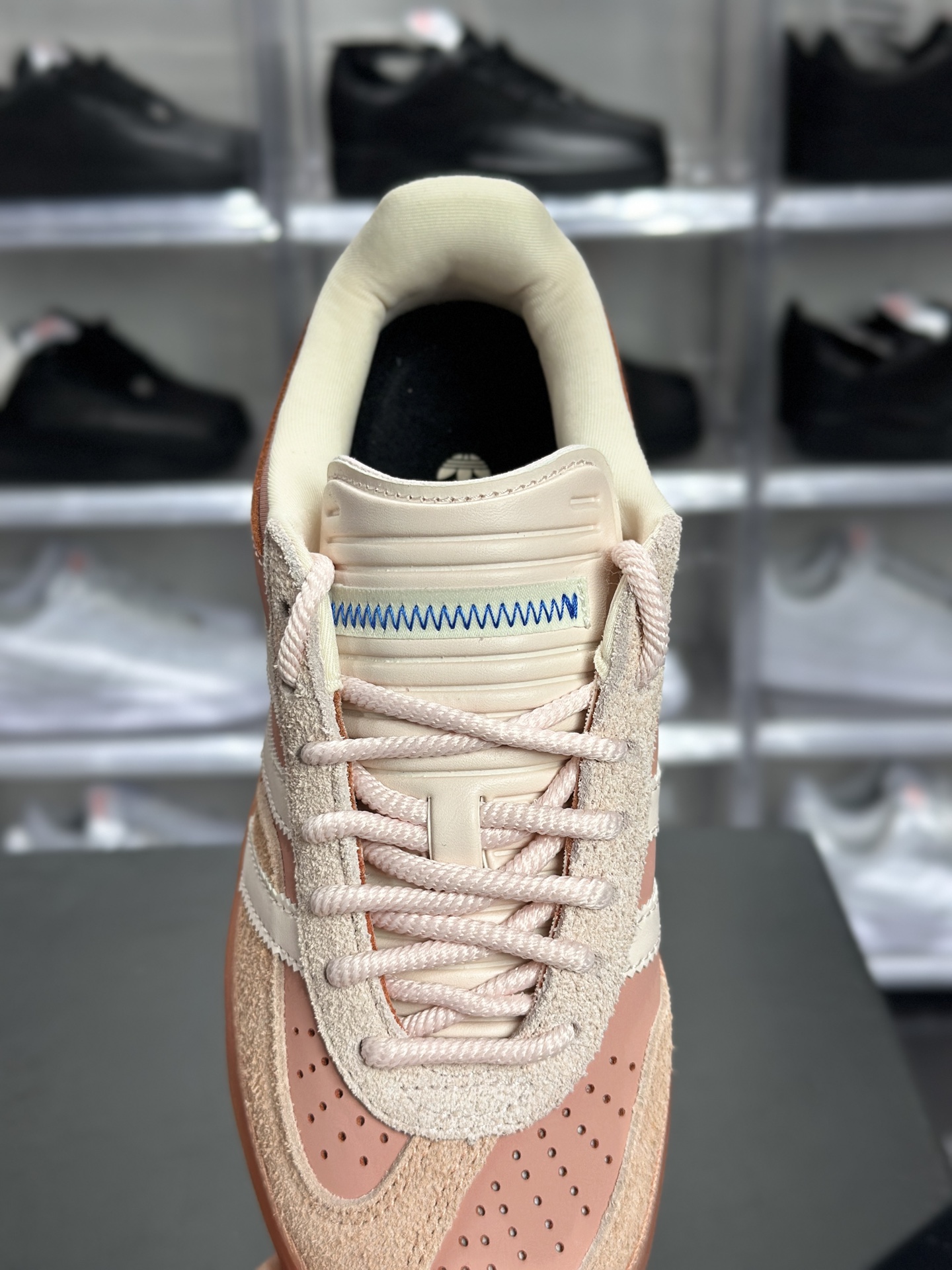 240 Bad Bunny × adidas Gazelle Indoor「Cabo Rojo」联名款坏兔子粉 Gazelle系列里超火的联名复古板鞋 JS55052