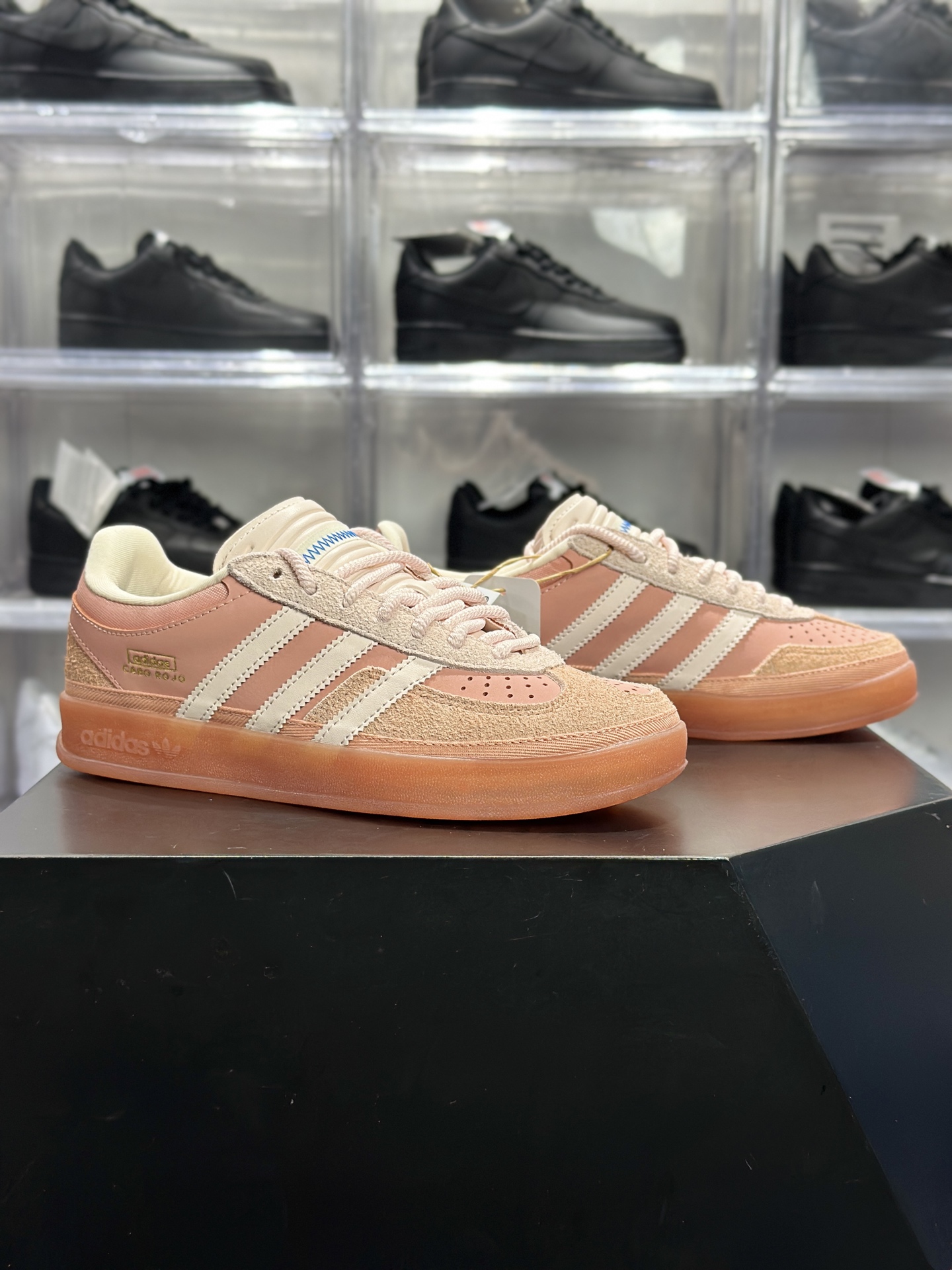 240 Bad Bunny × adidas Gazelle Indoor「Cabo Rojo」联名款坏兔子粉 Gazelle系列里超火的联名复古板鞋 JS55052
