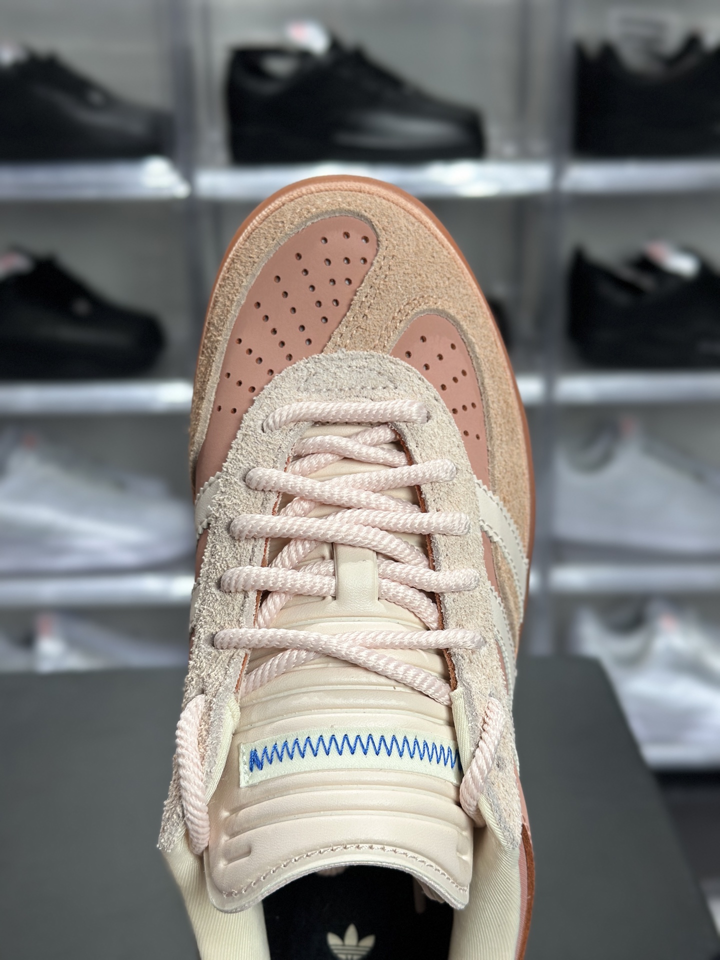 240 Bad Bunny × adidas Gazelle Indoor「Cabo Rojo」联名款坏兔子粉 Gazelle系列里超火的联名复古板鞋 JS55052