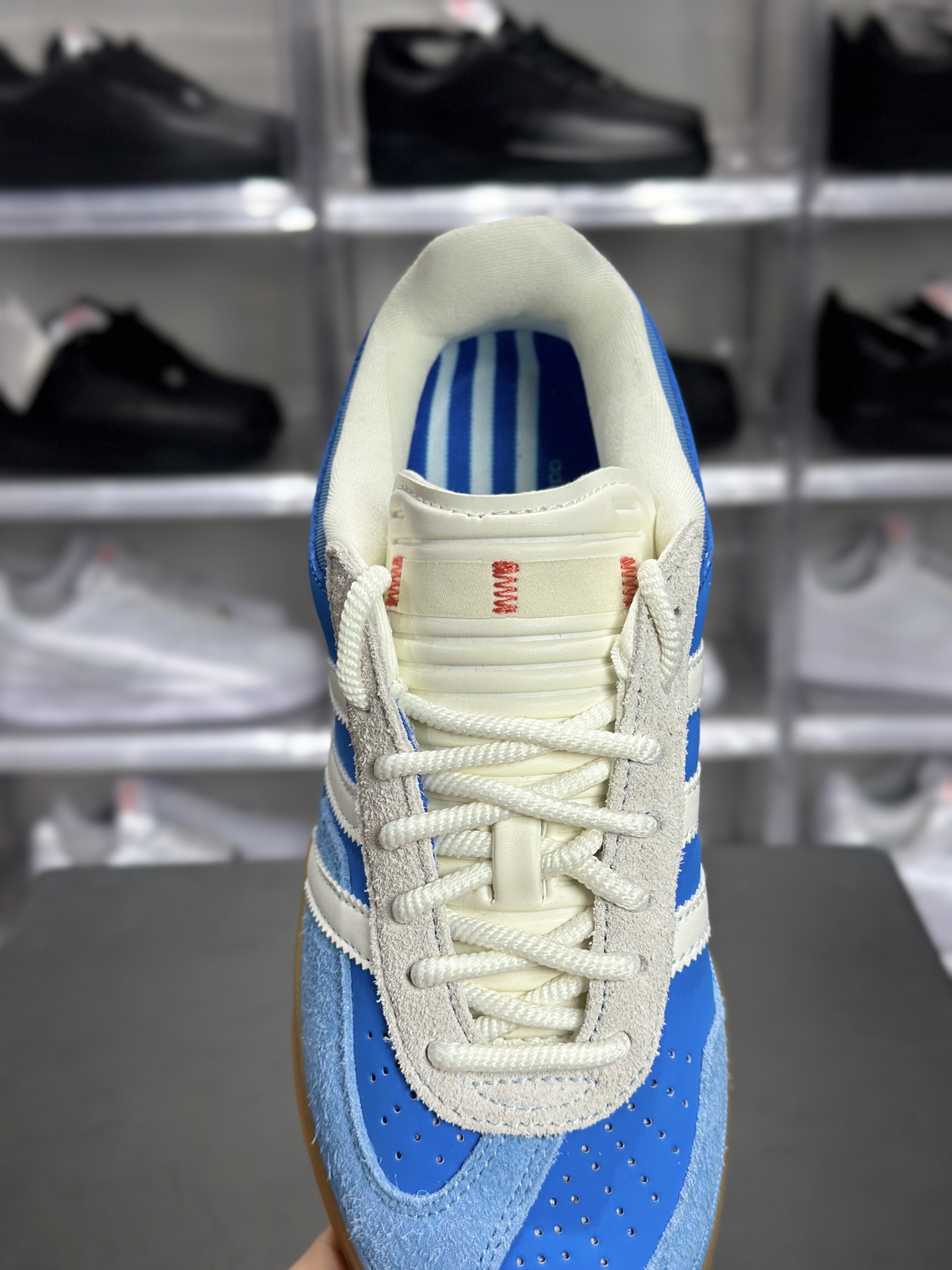 240 Bad Bunny × adidas Gazelle Indoor「San Juan」联名款 大家通常叫它坏兔子蓝德训 是 Bad Bunny 联名系列里超火的复古板鞋 IF9734