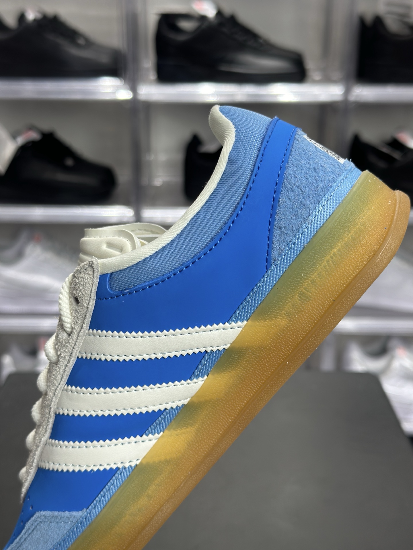240 Bad Bunny × adidas Gazelle Indoor「San Juan」联名款 大家通常叫它坏兔子蓝德训 是 Bad Bunny 联名系列里超火的复古板鞋 IF9734
