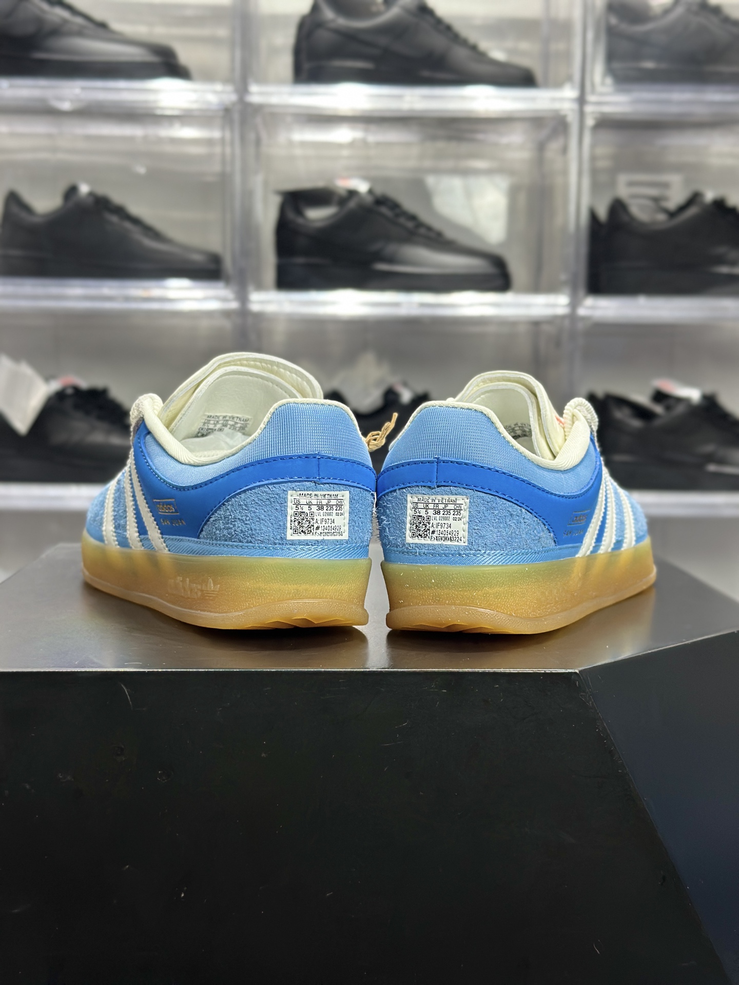 240 Bad Bunny × adidas Gazelle Indoor「San Juan」联名款 大家通常叫它坏兔子蓝德训 是 Bad Bunny 联名系列里超火的复古板鞋 IF9734