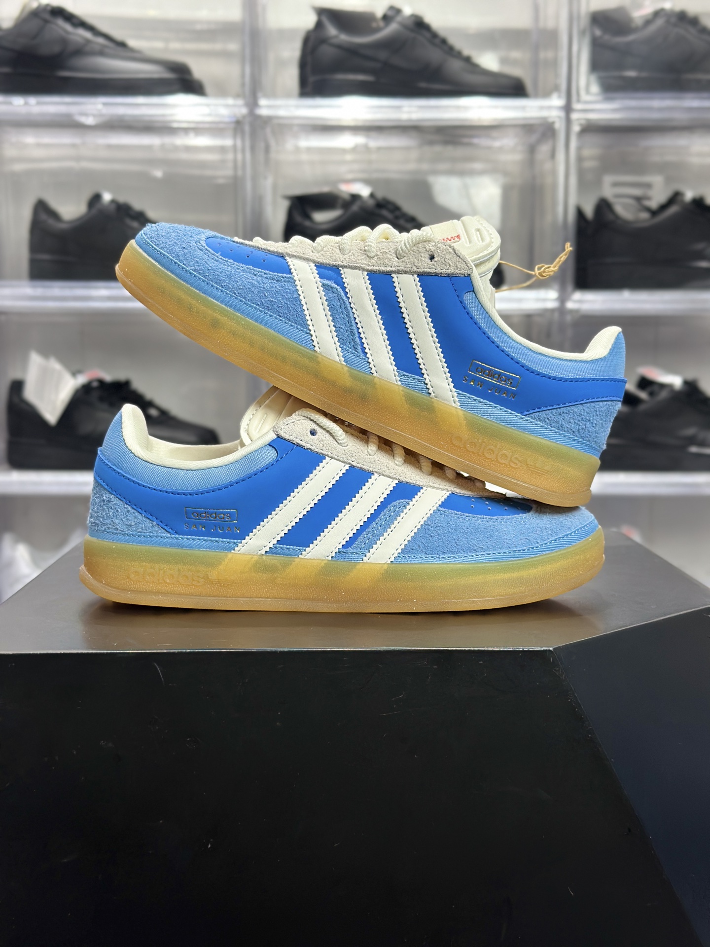 240 Bad Bunny × adidas Gazelle Indoor「San Juan」联名款 大家通常叫它坏兔子蓝德训 是 Bad Bunny 联名系列里超火的复古板鞋 IF9734