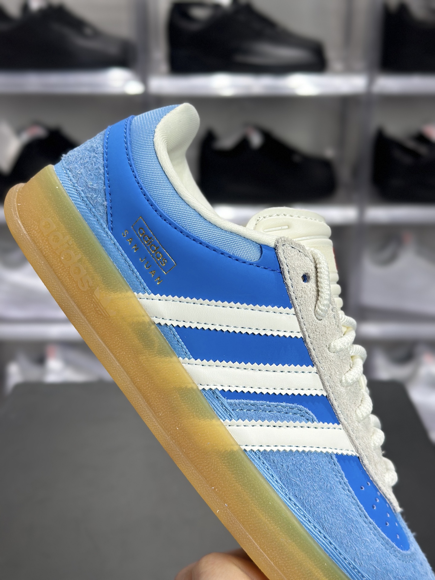 240 Bad Bunny × adidas Gazelle Indoor「San Juan」联名款 大家通常叫它坏兔子蓝德训 是 Bad Bunny 联名系列里超火的复古板鞋 IF9734