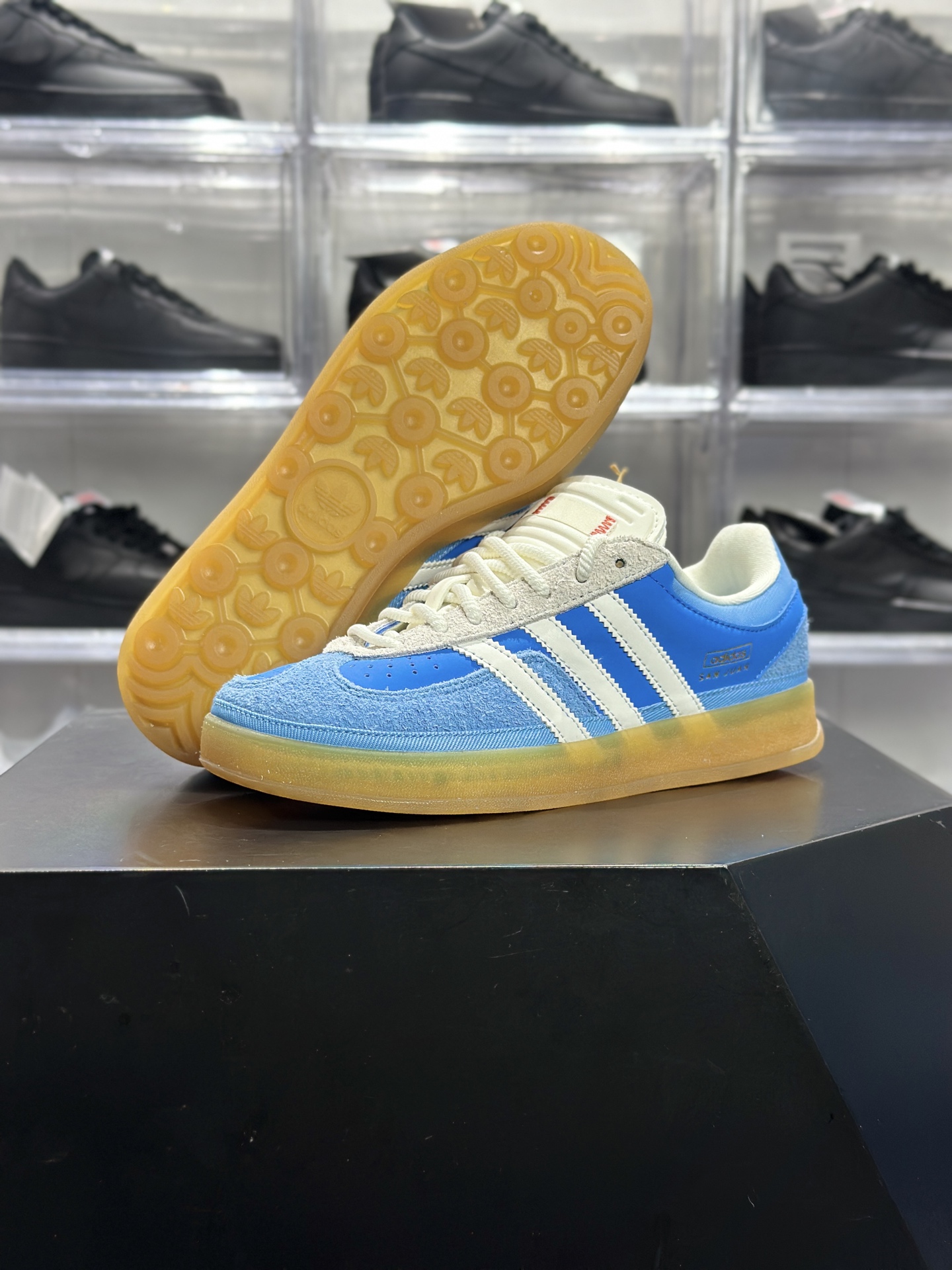 240 Bad Bunny × adidas Gazelle Indoor「San Juan」联名款 大家通常叫它坏兔子蓝德训 是 Bad Bunny 联名系列里超火的复古板鞋 IF9734