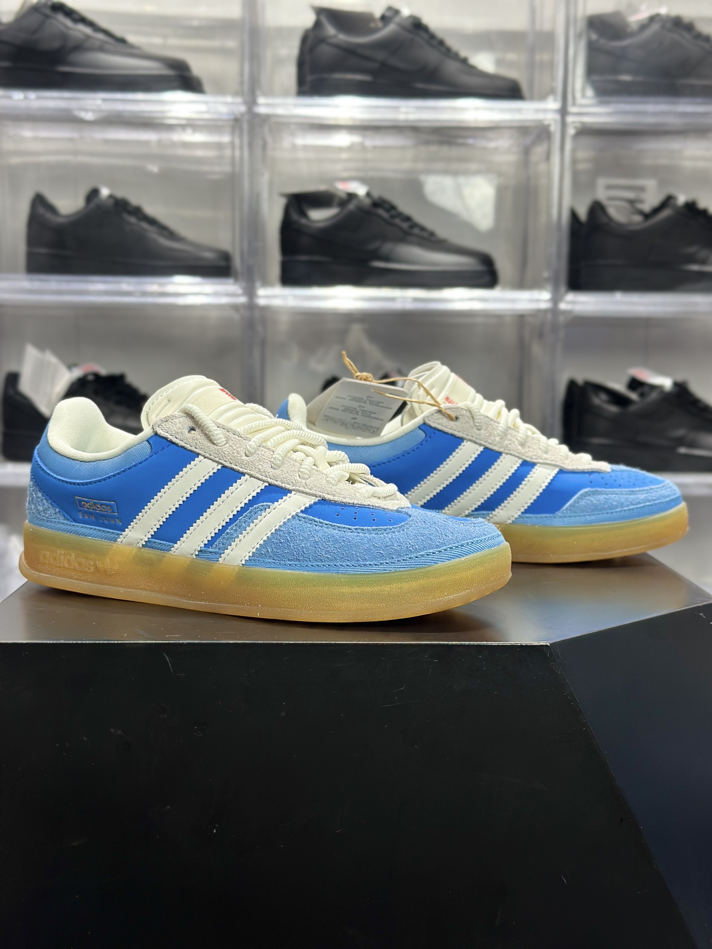 240 Bad Bunny × adidas Gazelle Indoor「San Juan」联名款 大家通常叫它坏兔子蓝德训 是 Bad Bunny 联名系列里超火的复古板鞋 IF9734