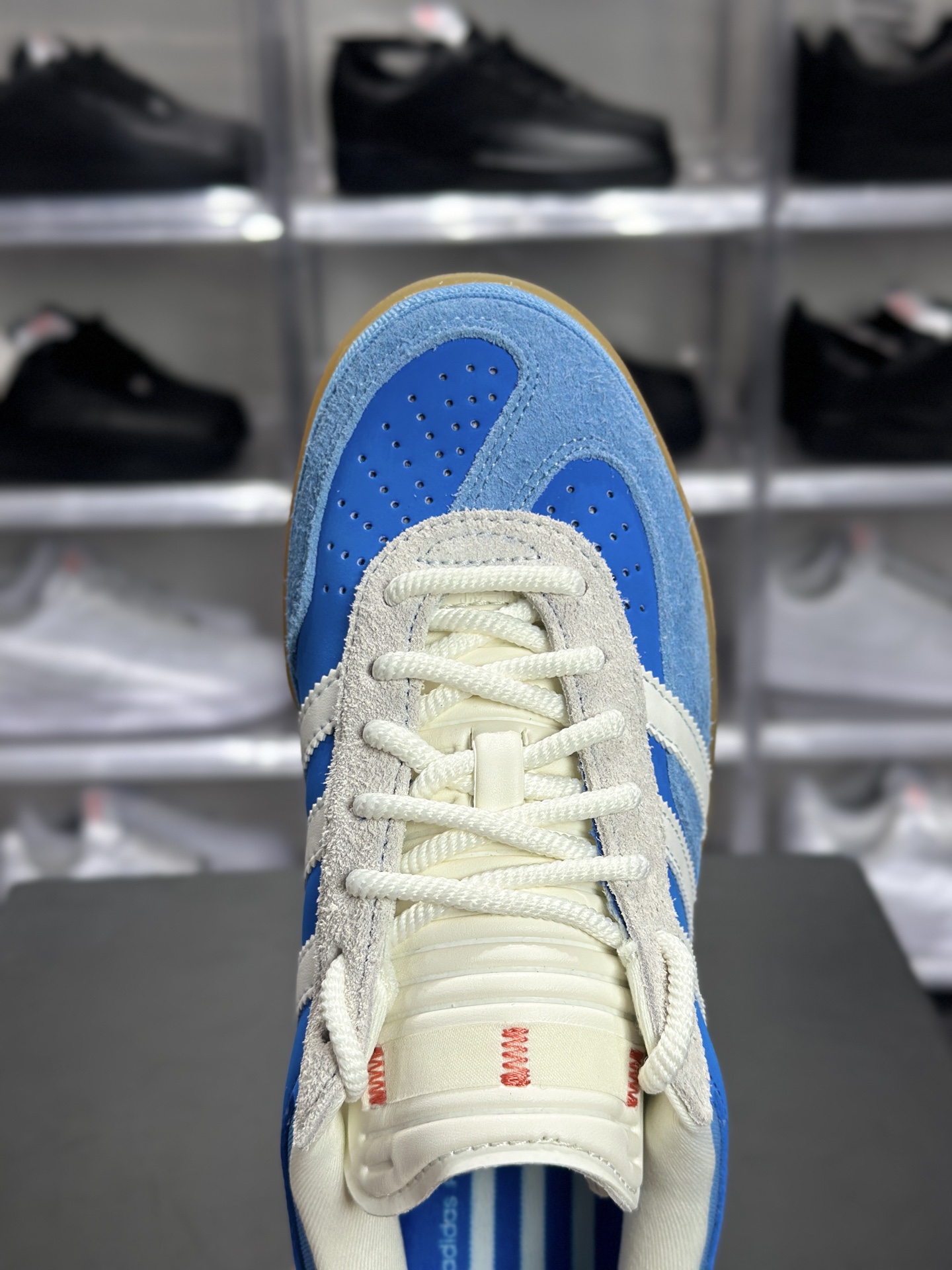 240 Bad Bunny × adidas Gazelle Indoor「San Juan」联名款 大家通常叫它坏兔子蓝德训 是 Bad Bunny 联名系列里超火的复古板鞋 IF9734