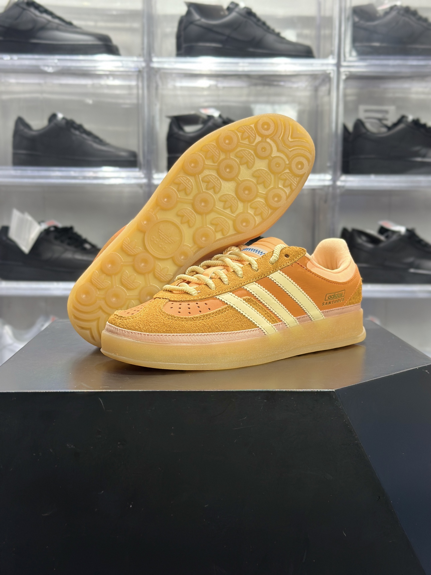 240 adidas Gazelle Indoor 橙黄配色 是复古德训鞋里的 “氛围感天花板” DB6548