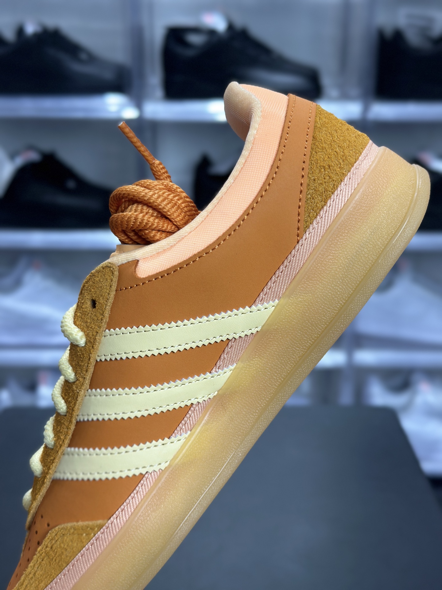 240 adidas Gazelle Indoor 橙黄配色 是复古德训鞋里的 “氛围感天花板” DB6548