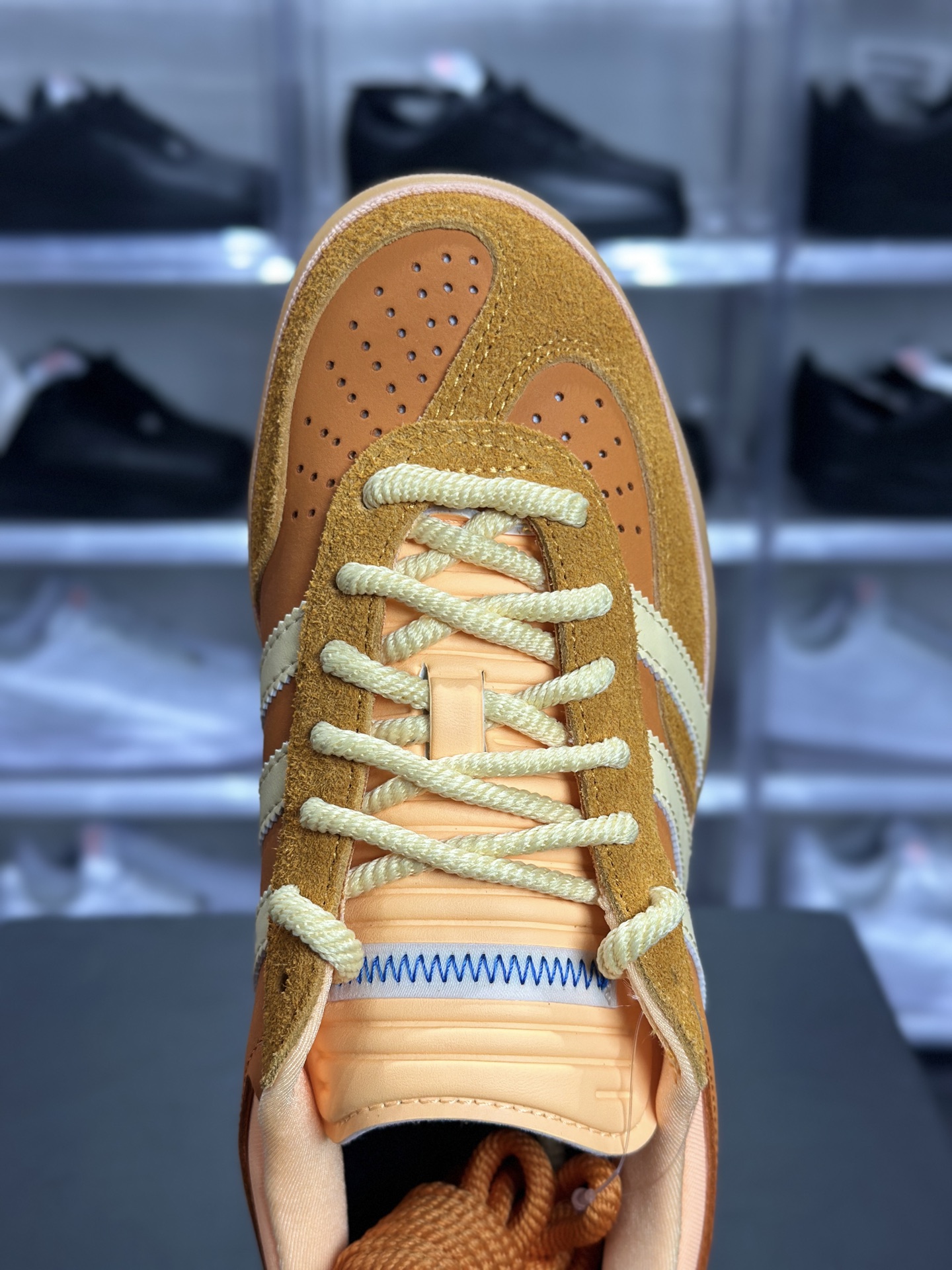 240 adidas Gazelle Indoor 橙黄配色 是复古德训鞋里的 “氛围感天花板” DB6548
