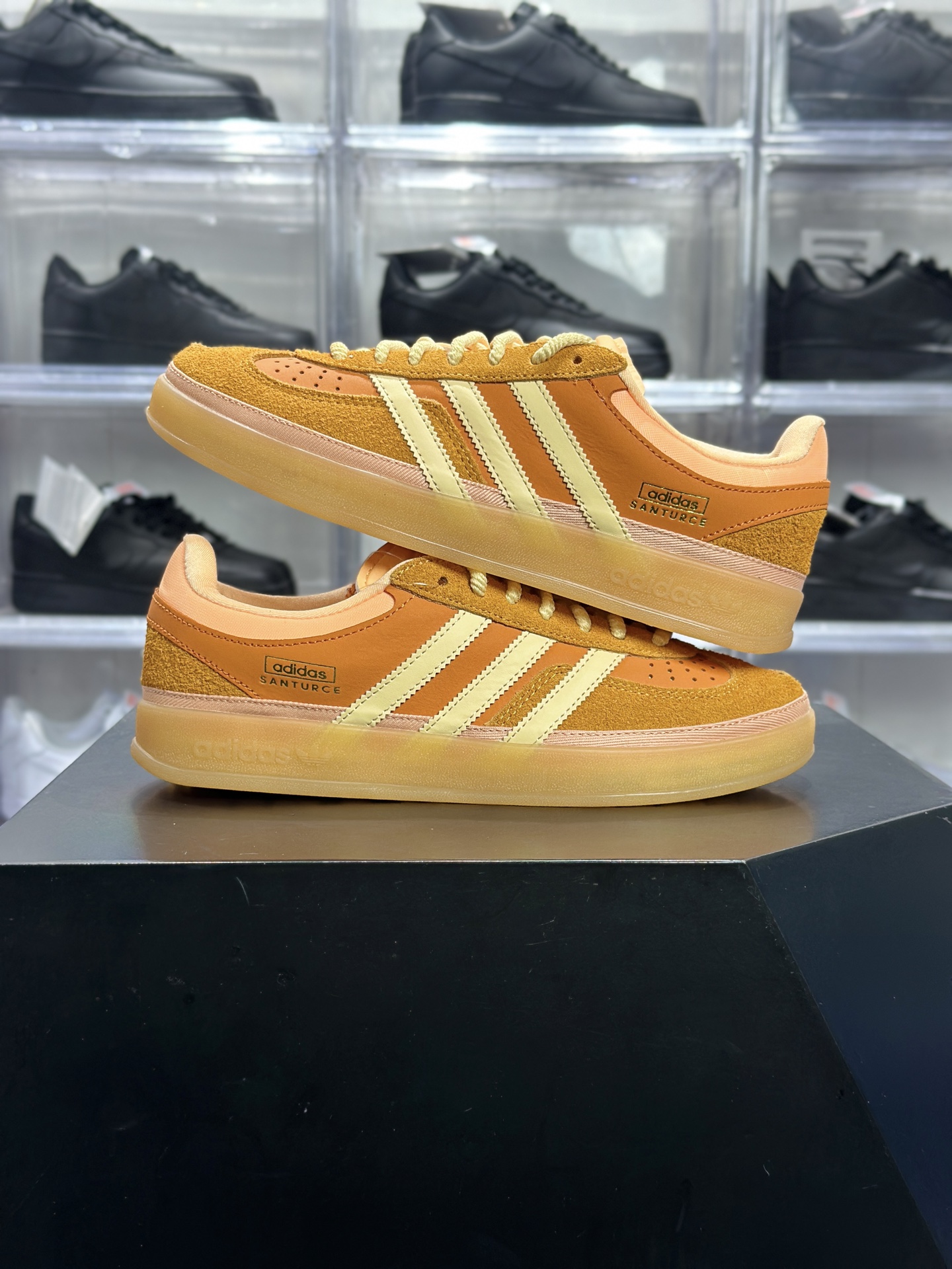 240 adidas Gazelle Indoor 橙黄配色 是复古德训鞋里的 “氛围感天花板” DB6548