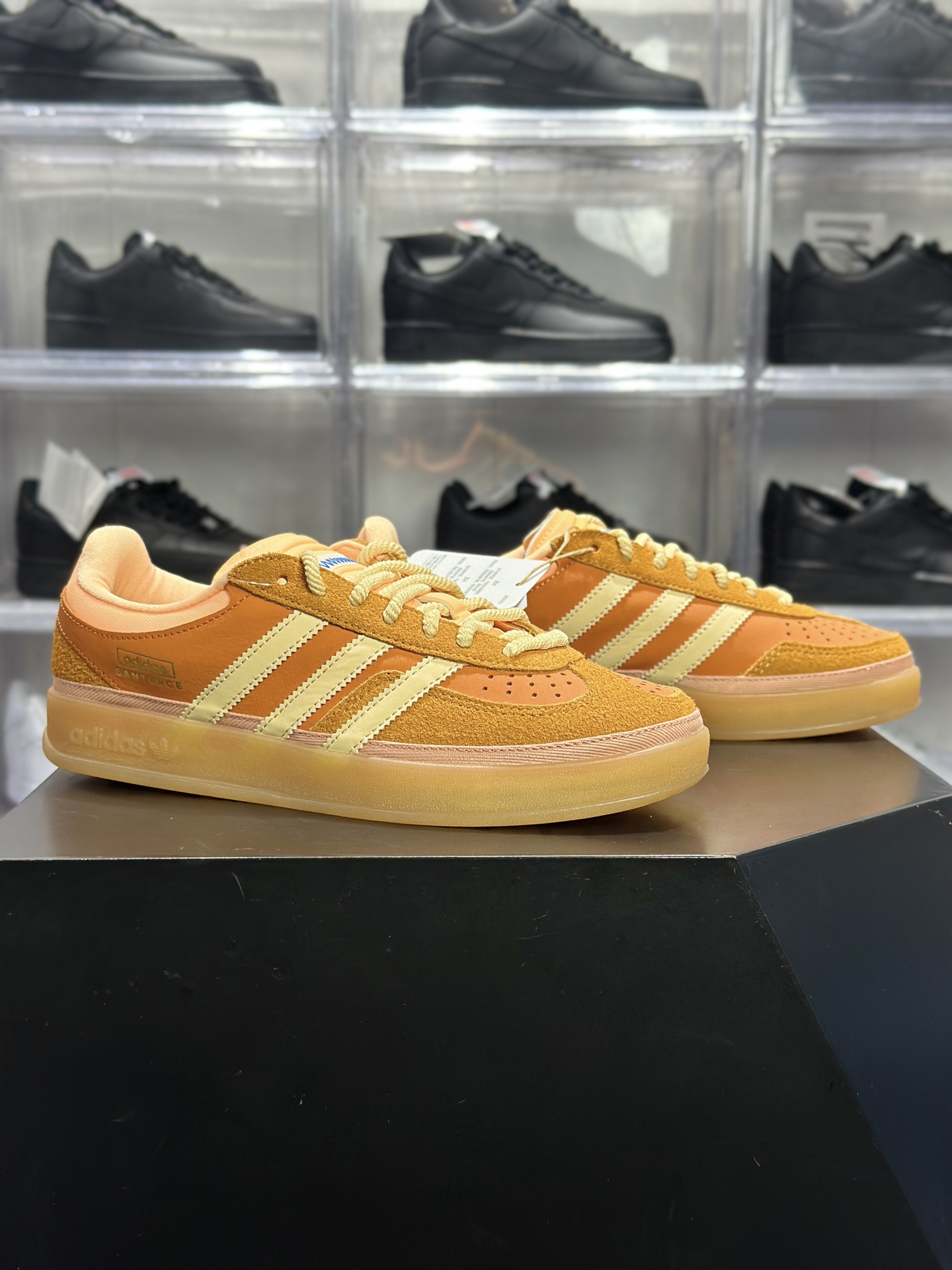 240 adidas Gazelle Indoor 橙黄配色 是复古德训鞋里的 “氛围感天花板” DB6548