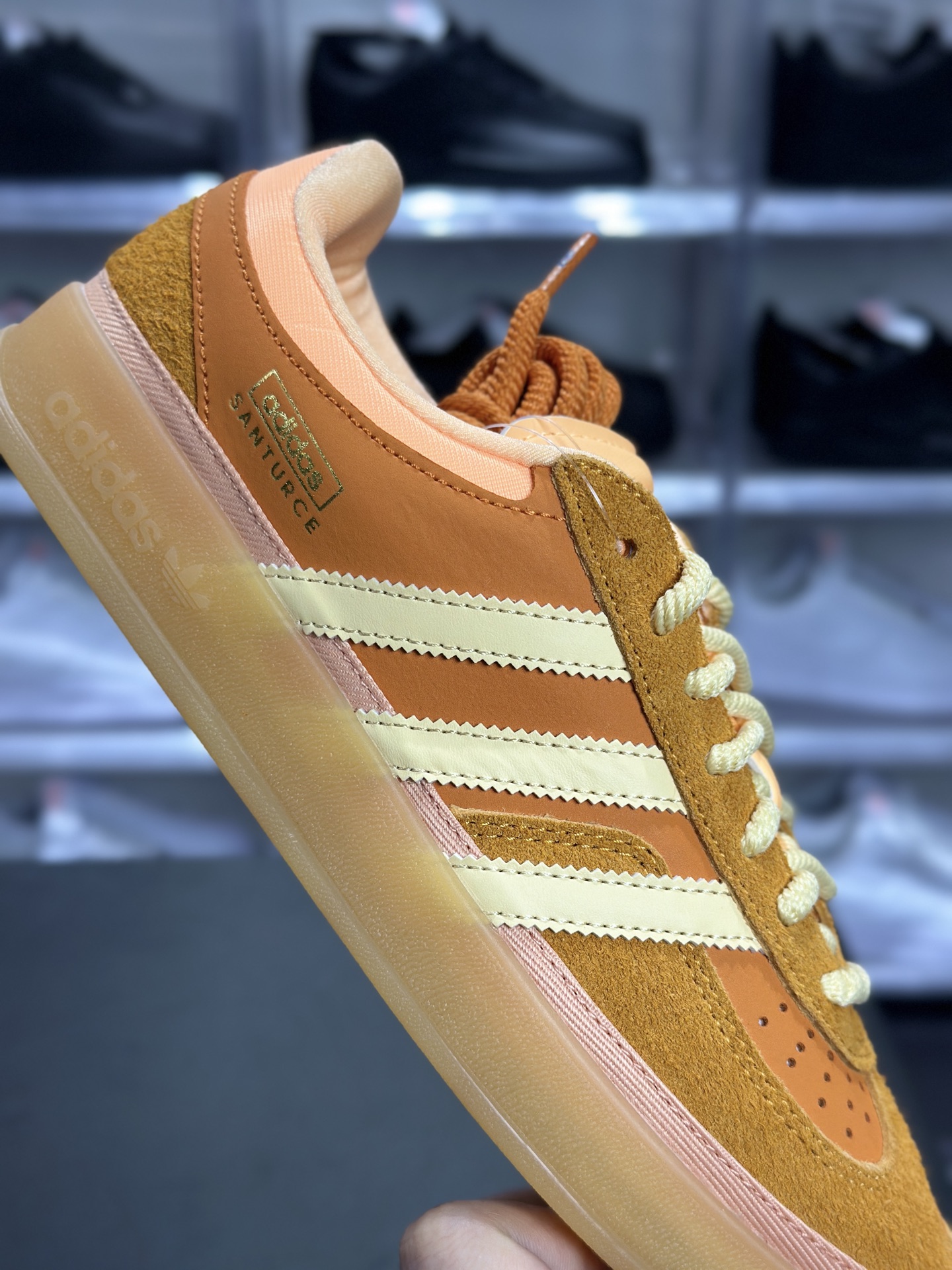 240 adidas Gazelle Indoor 橙黄配色 是复古德训鞋里的 “氛围感天花板” DB6548
