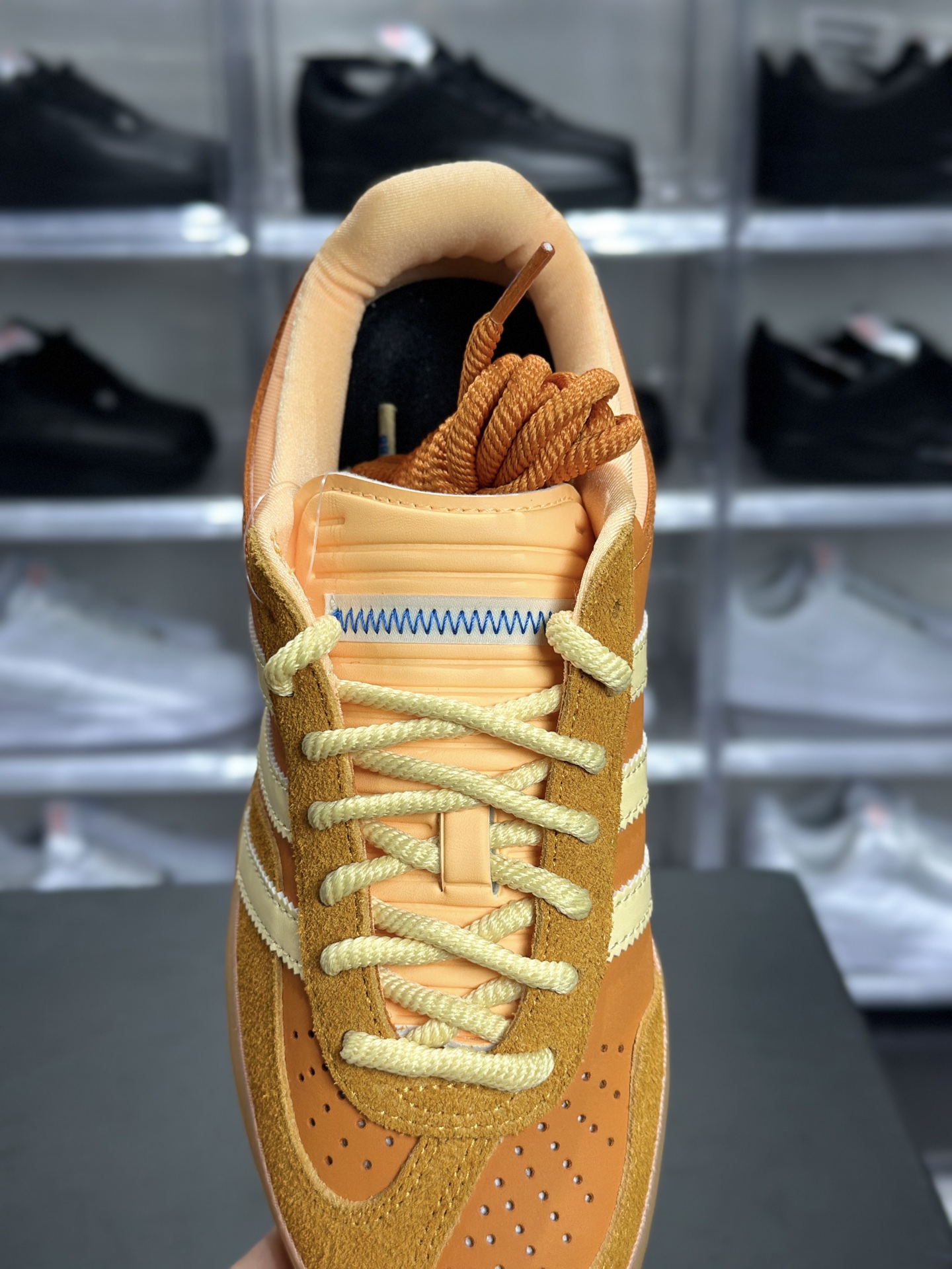 240 adidas Gazelle Indoor 橙黄配色 是复古德训鞋里的 “氛围感天花板” DB6548