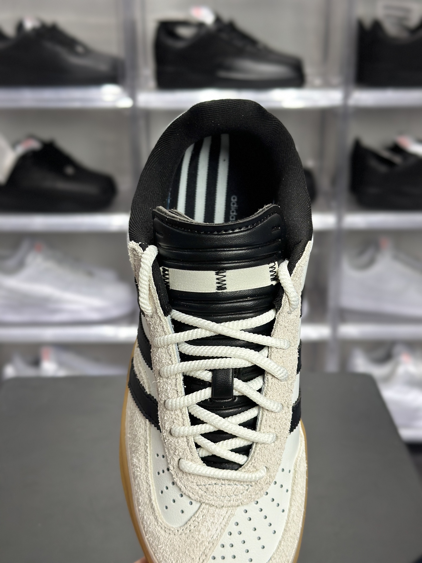 240 Bad Bunny × adidas Gazelle Indoor「Benito」联名款 Bad Bunny 联名系列里超火的复古板鞋 IF9735