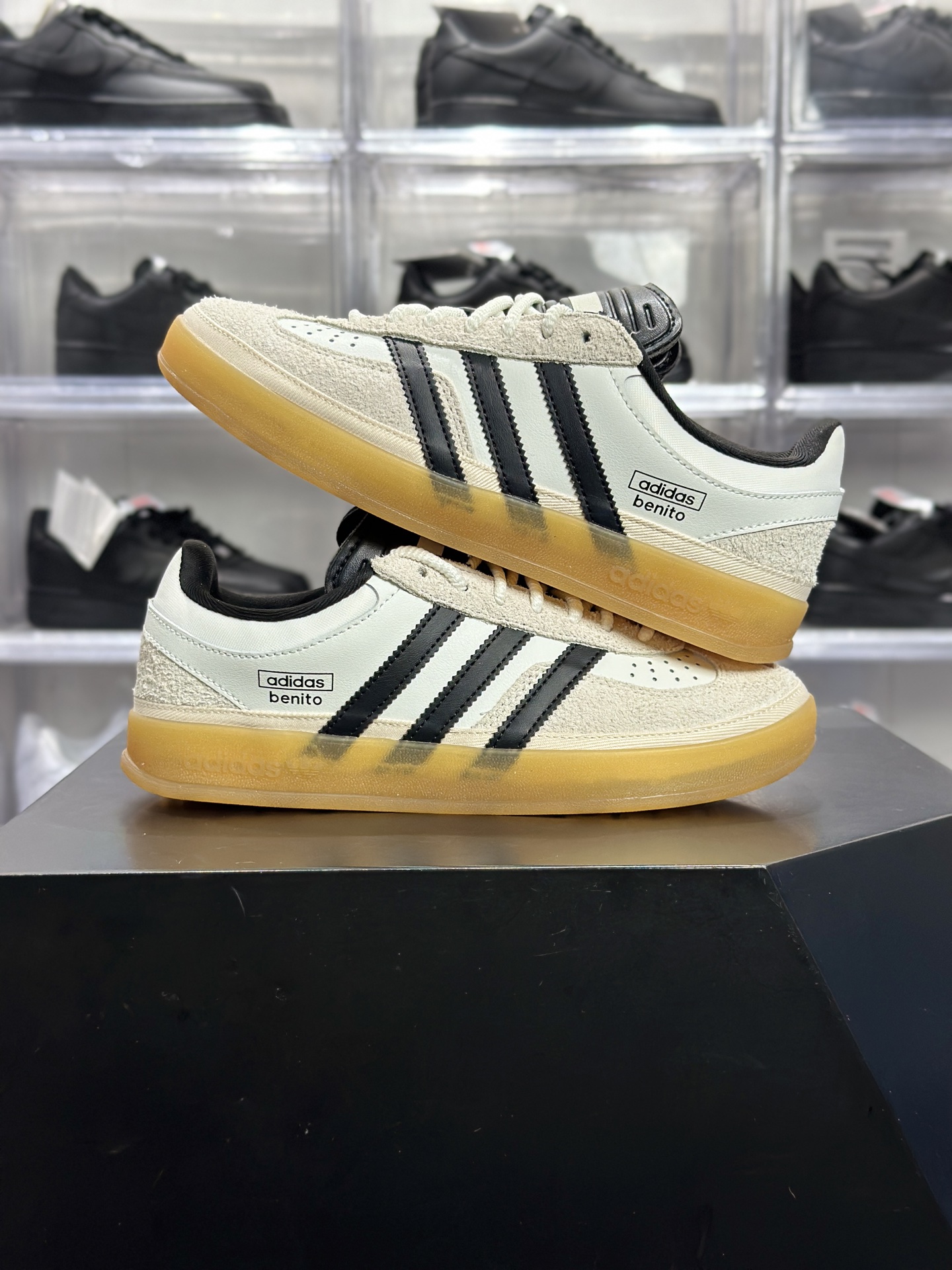 240 Bad Bunny × adidas Gazelle Indoor「Benito」联名款 Bad Bunny 联名系列里超火的复古板鞋 IF9735