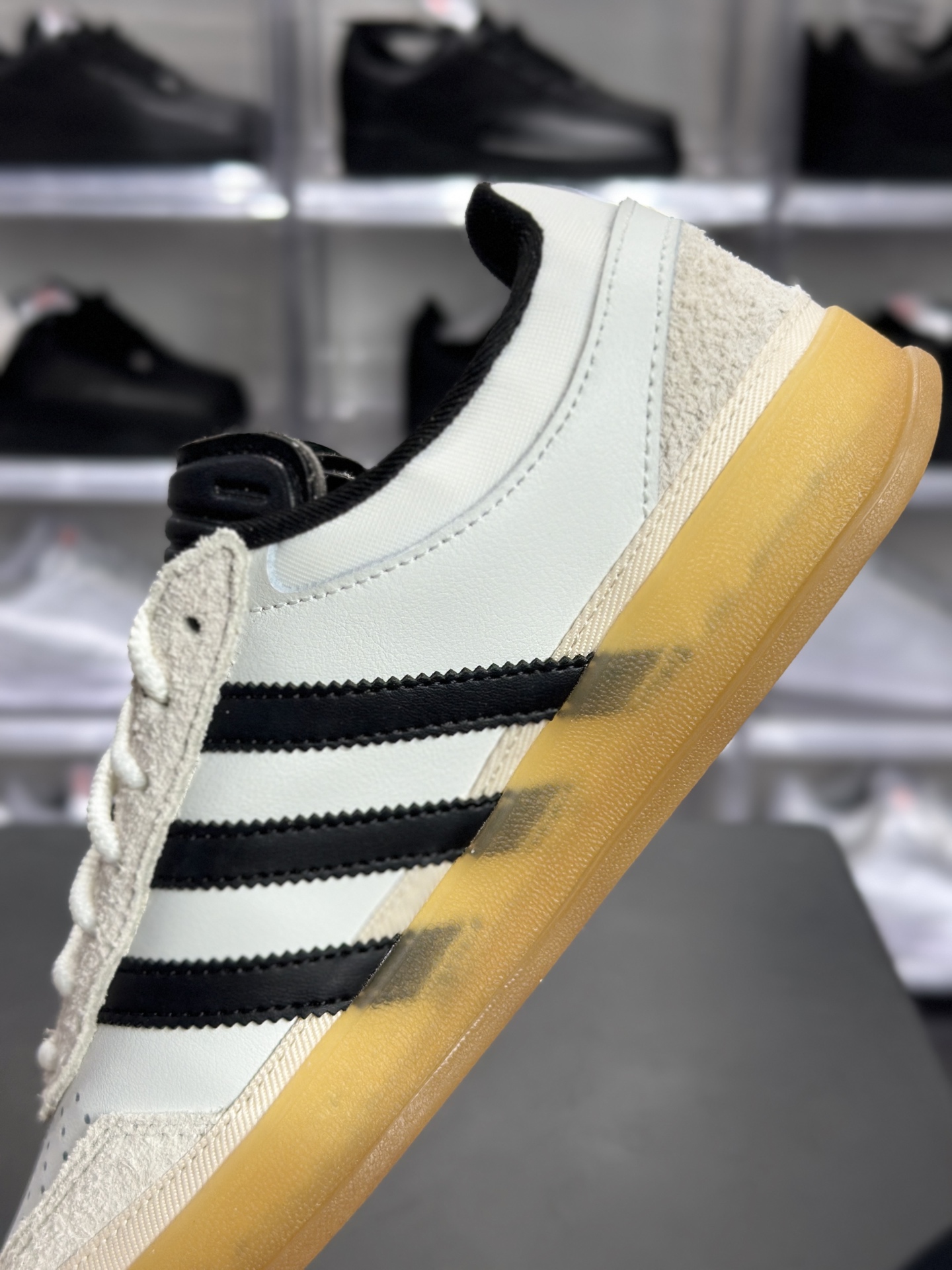 240 Bad Bunny × adidas Gazelle Indoor「Benito」联名款 Bad Bunny 联名系列里超火的复古板鞋 IF9735