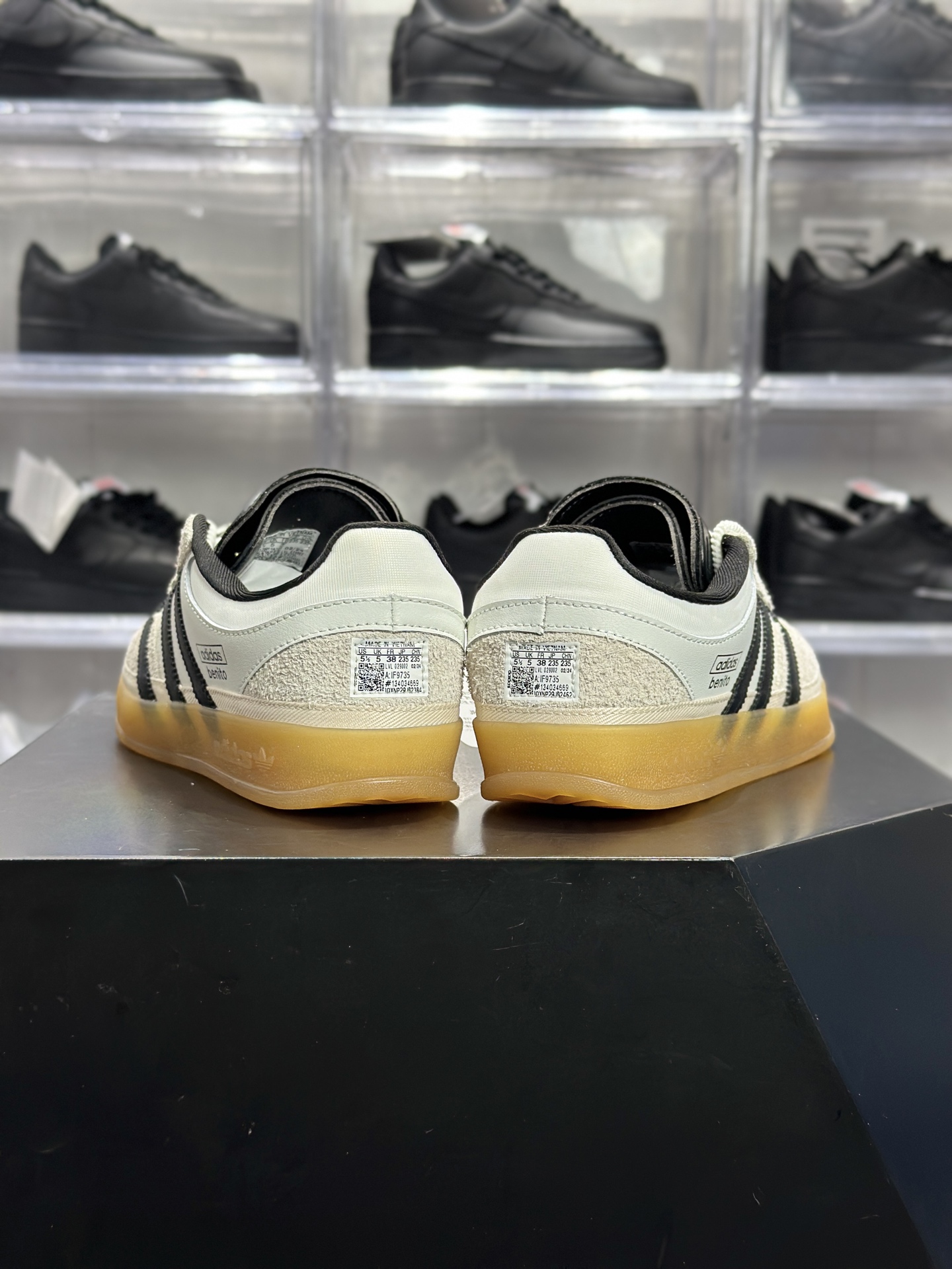 240 Bad Bunny × adidas Gazelle Indoor「Benito」联名款 Bad Bunny 联名系列里超火的复古板鞋 IF9735