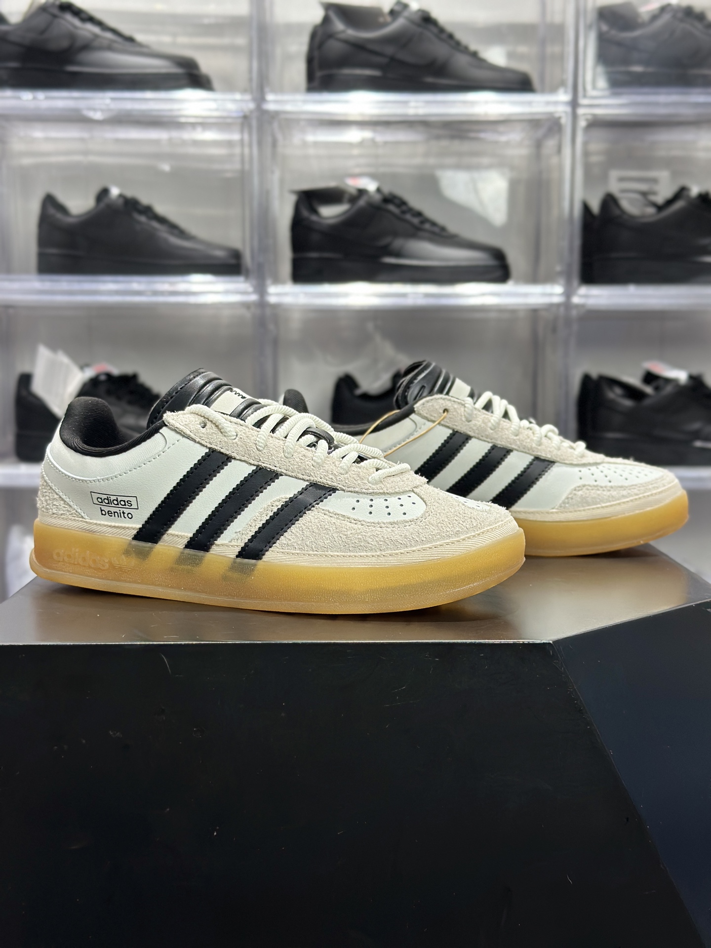 240 Bad Bunny × adidas Gazelle Indoor「Benito」联名款 Bad Bunny 联名系列里超火的复古板鞋 IF9735